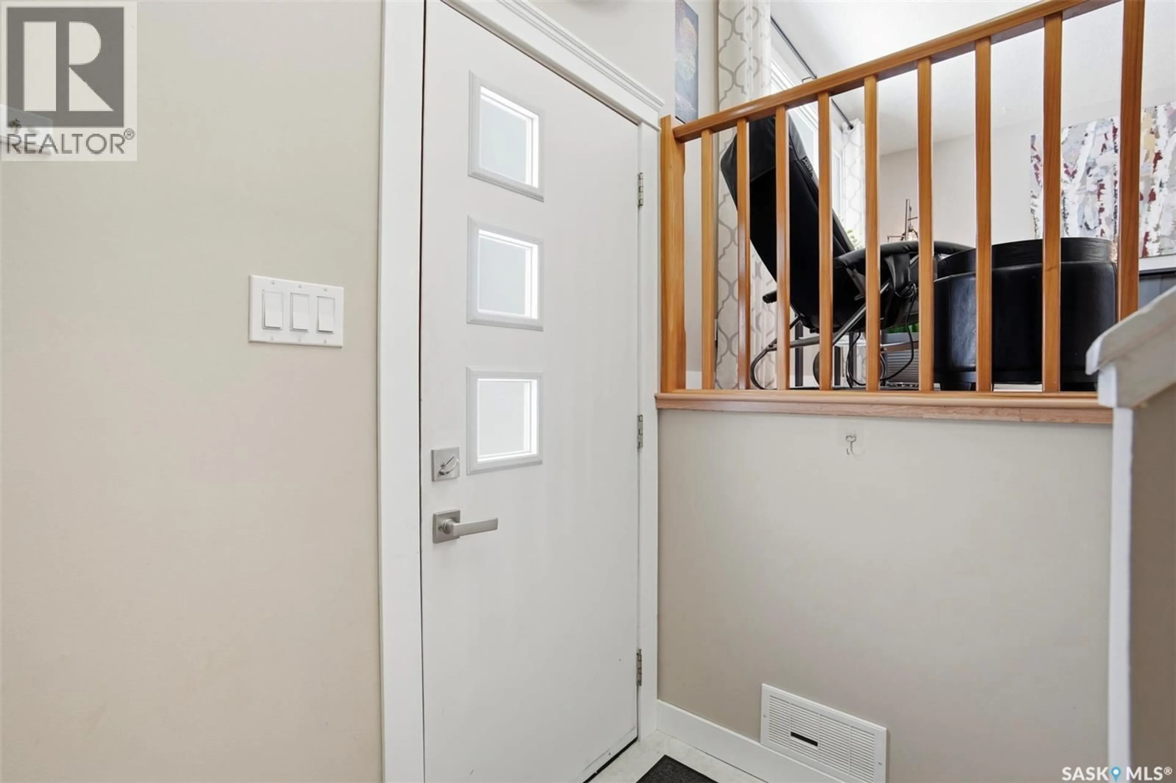 Indoor entryway for 29 TUPPER CRESCENT, Saskatoon Saskatchewan S7L4N9