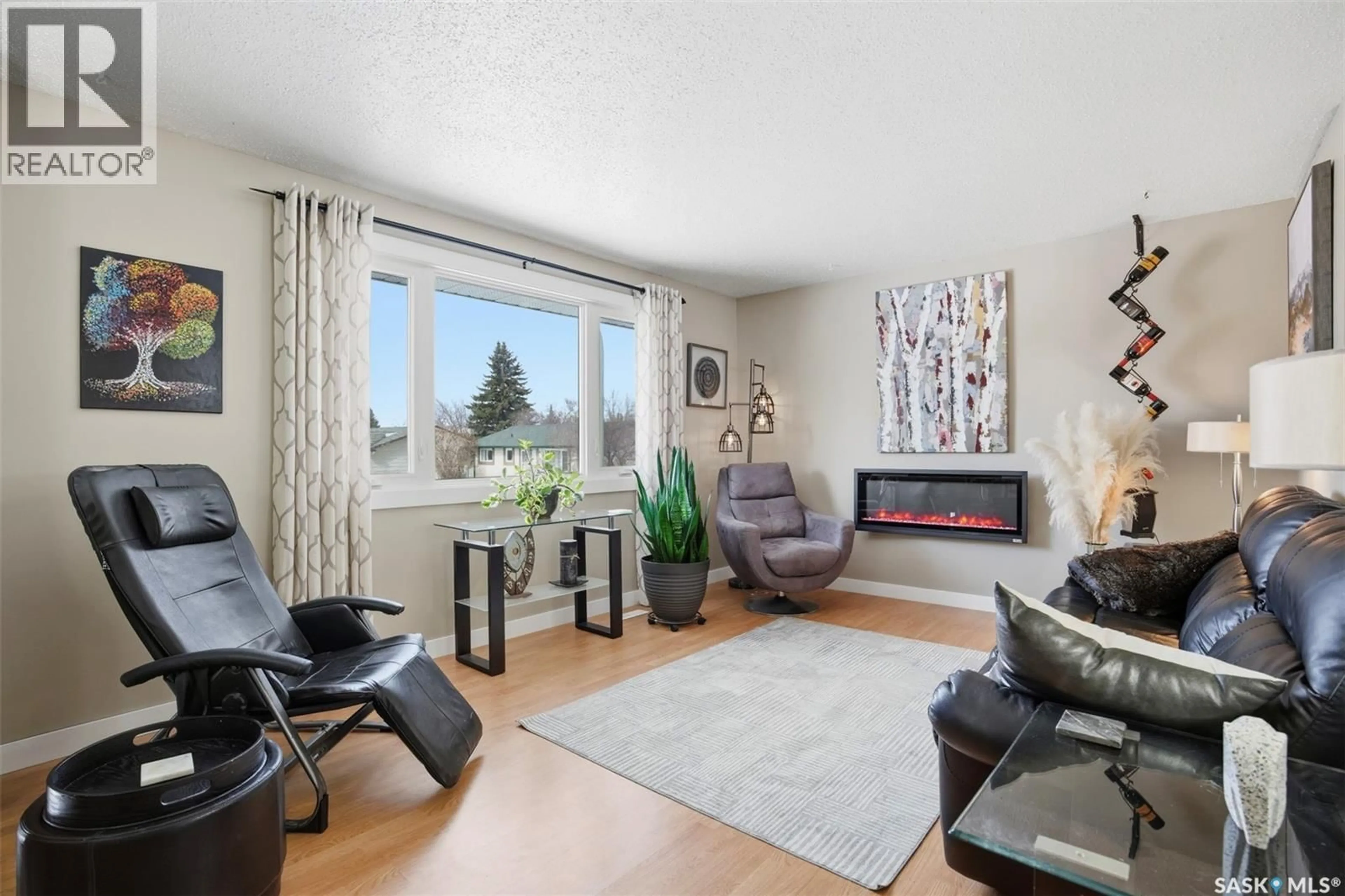 Living room with furniture, unknown for 29 TUPPER CRESCENT, Saskatoon Saskatchewan S7L4N9