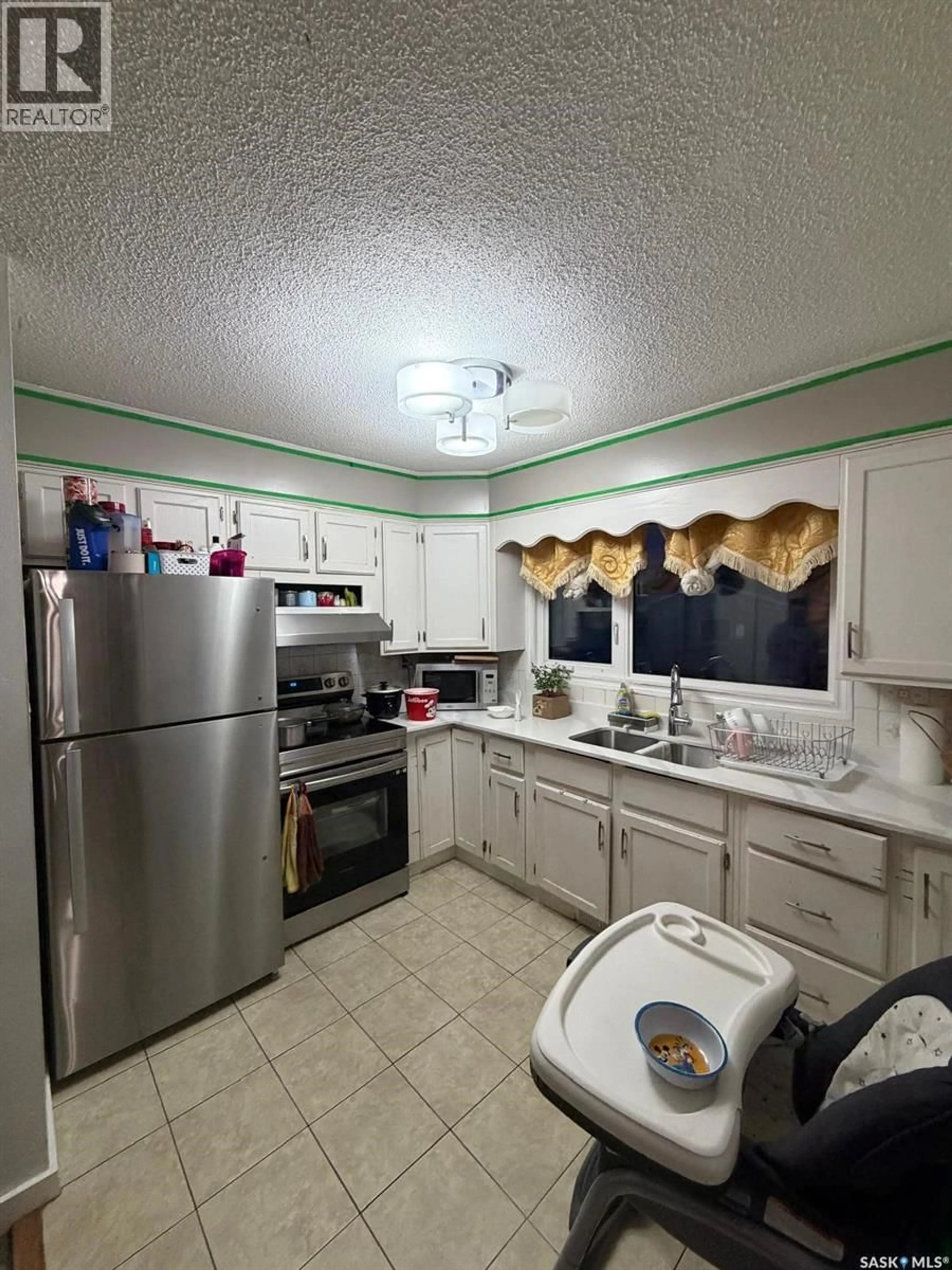 Standard kitchen, unknown for 306 X AVENUE, Saskatoon Saskatchewan S7L3J7