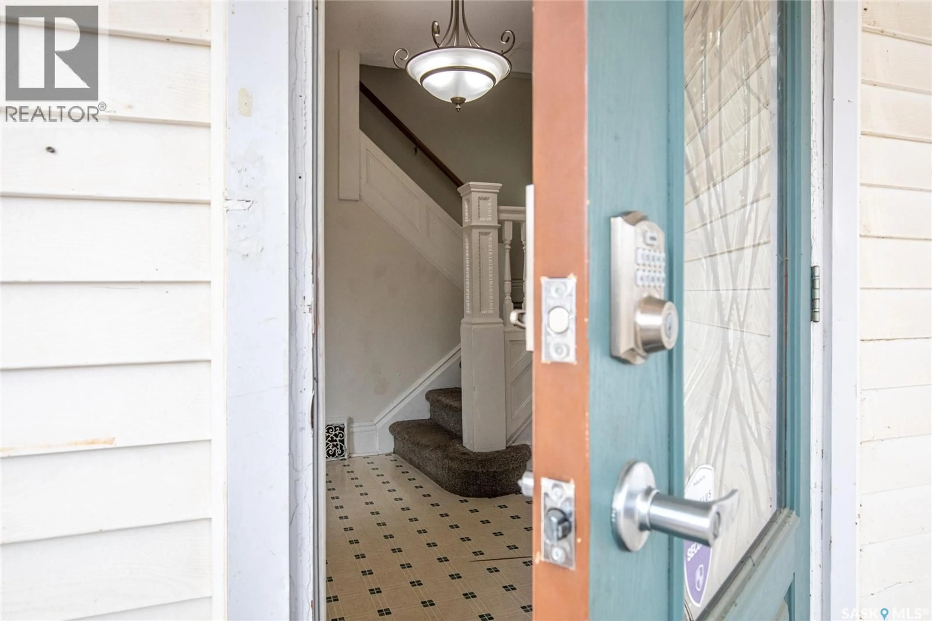 Indoor entryway for 1116 1ST AVENUE, Moose Jaw Saskatchewan S6H3W7