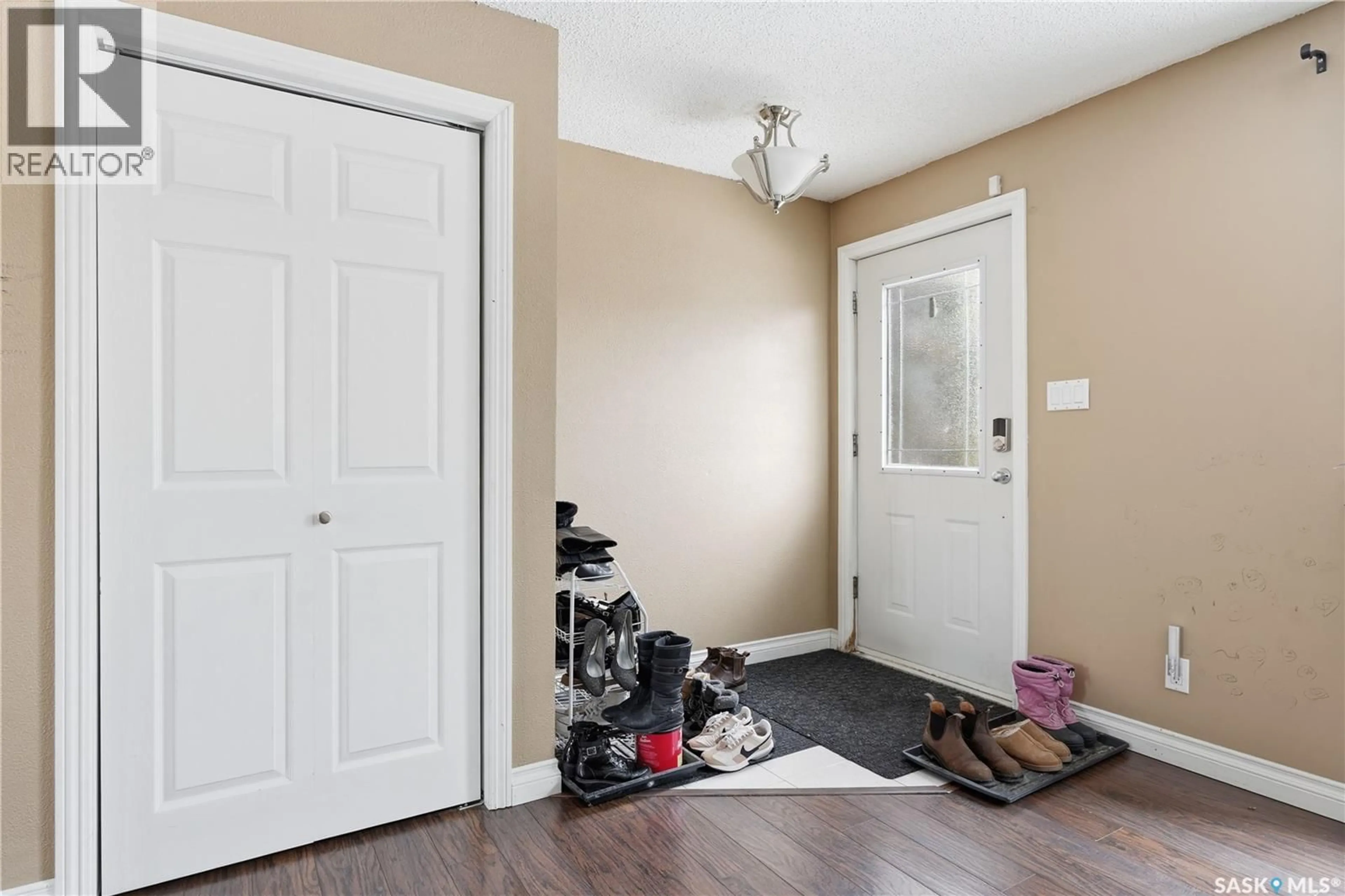 Indoor entryway for 200 HALIFAX STREET, Regina Saskatchewan S4R1S4