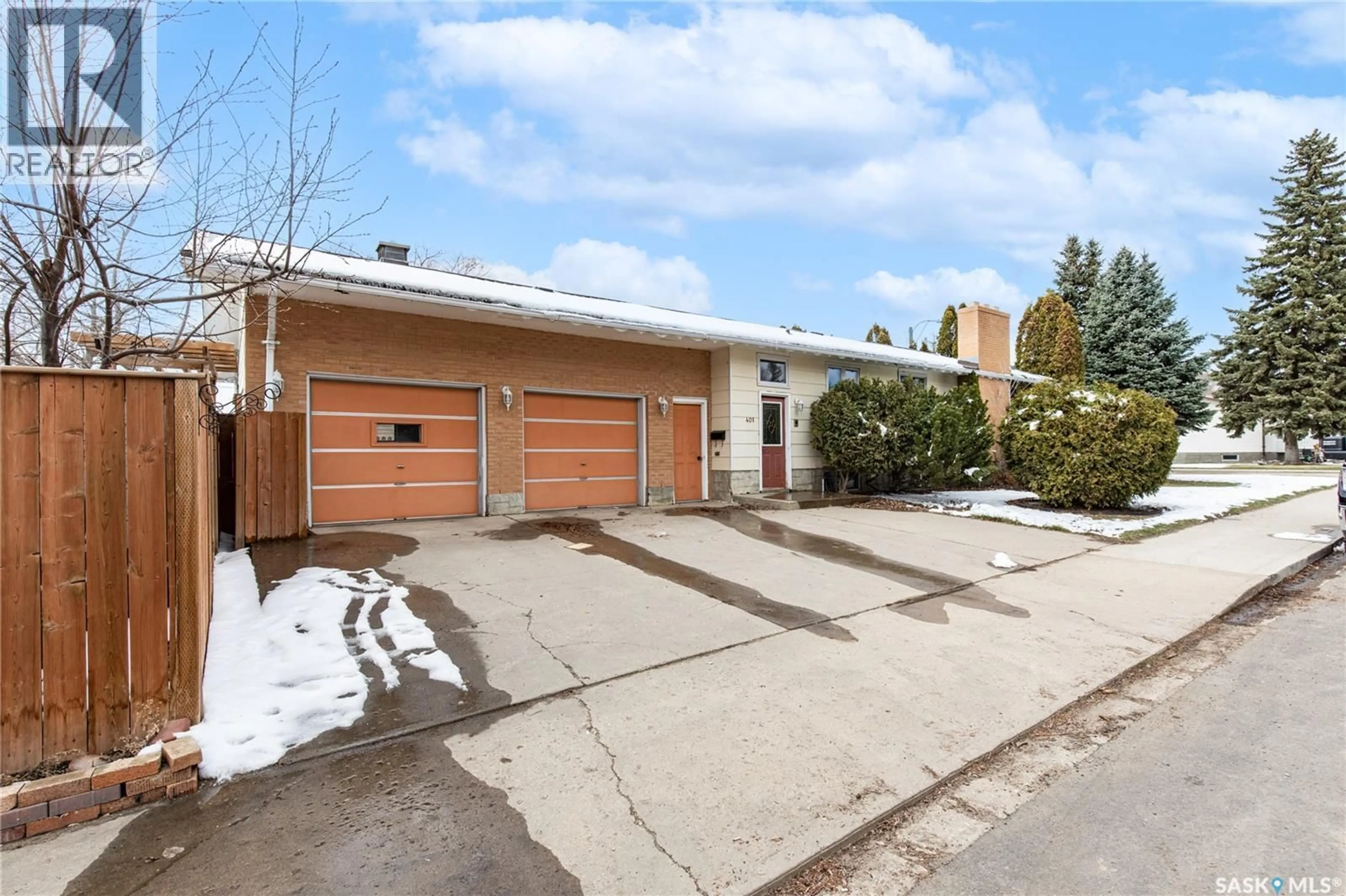 Unknown for 401 STADACONA STREET, Moose Jaw Saskatchewan S6H1Z7