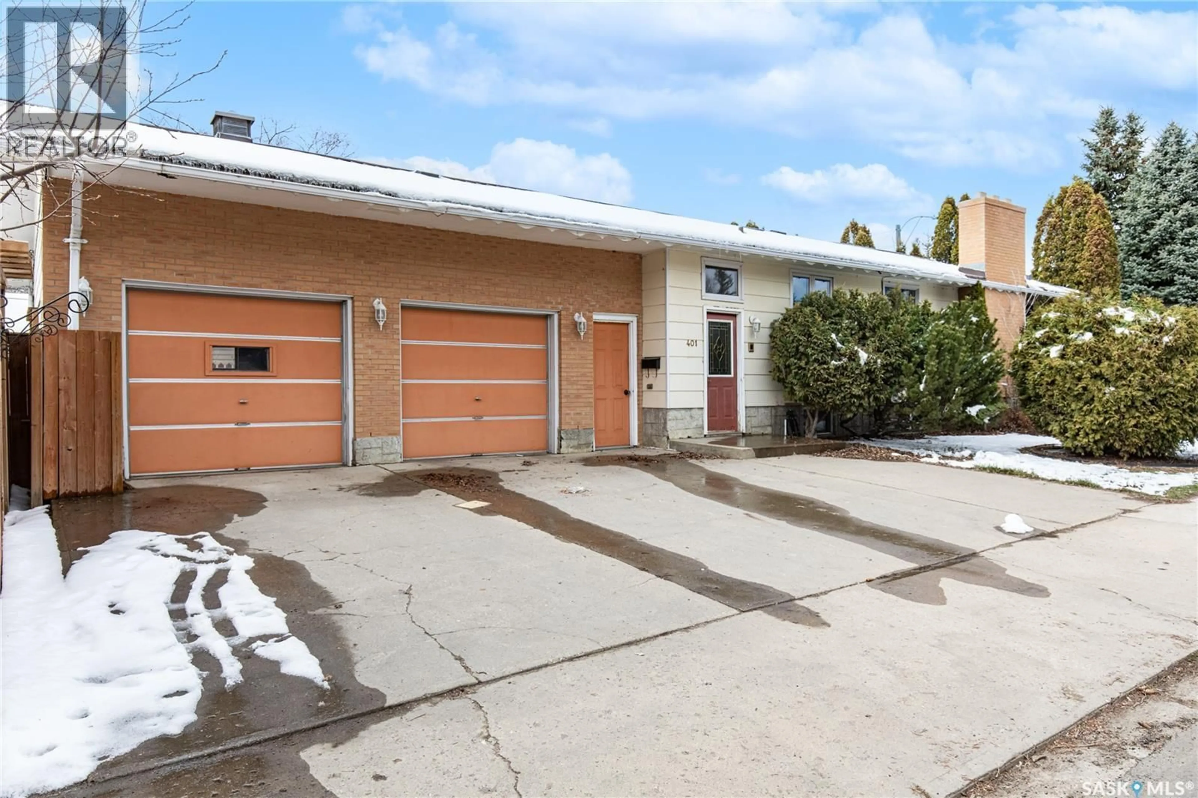 Indoor garage for 401 STADACONA STREET, Moose Jaw Saskatchewan S6H1Z7