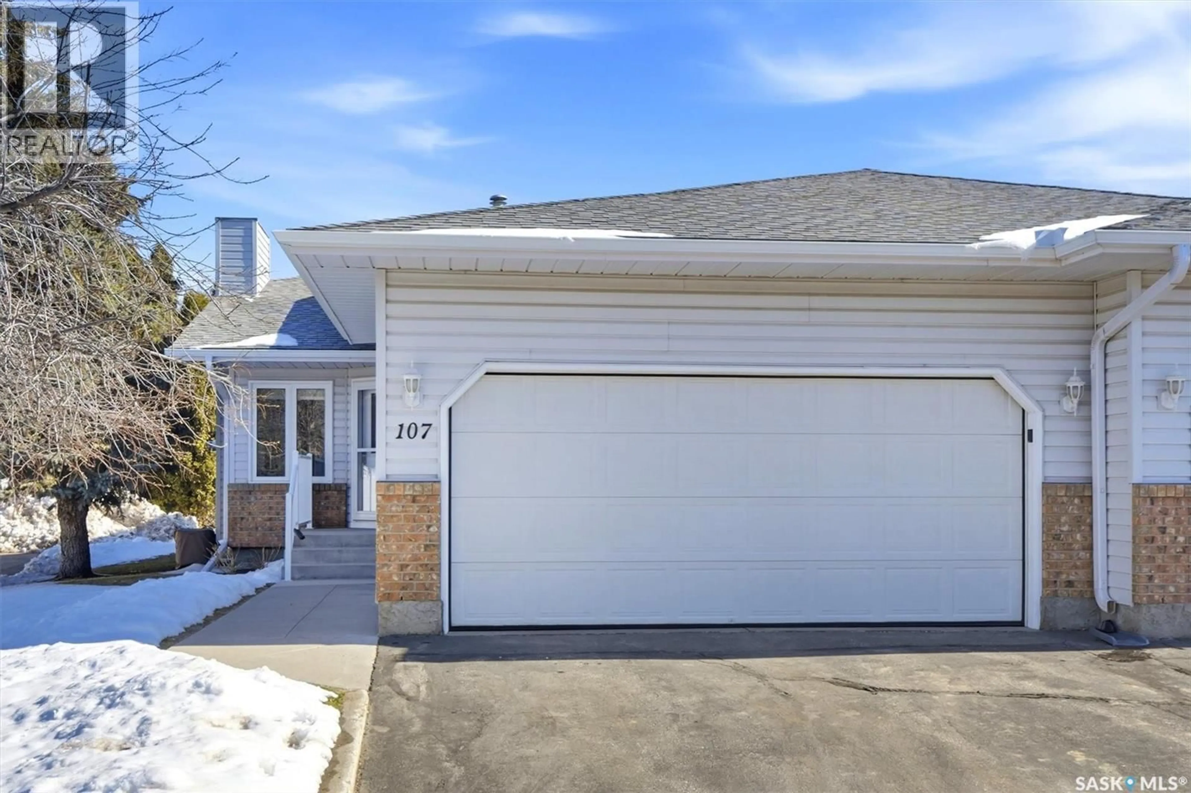 Indoor garage for 107 - 619 HERITAGE LANE, Saskatoon Saskatchewan S7H5P6