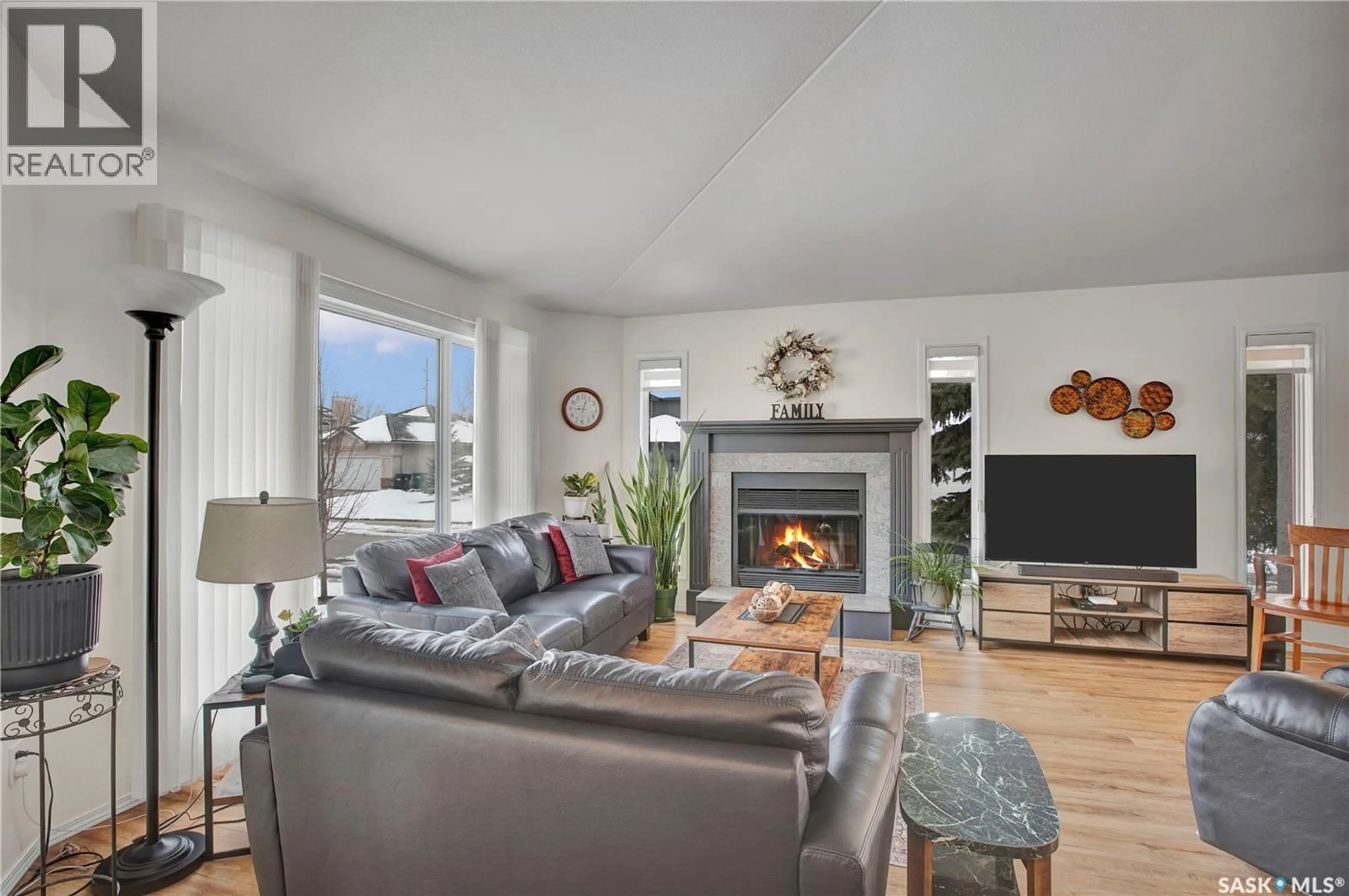 Living room with furniture, unknown for 439 BRAEMAR COURT, Saskatoon Saskatchewan S7V1A2