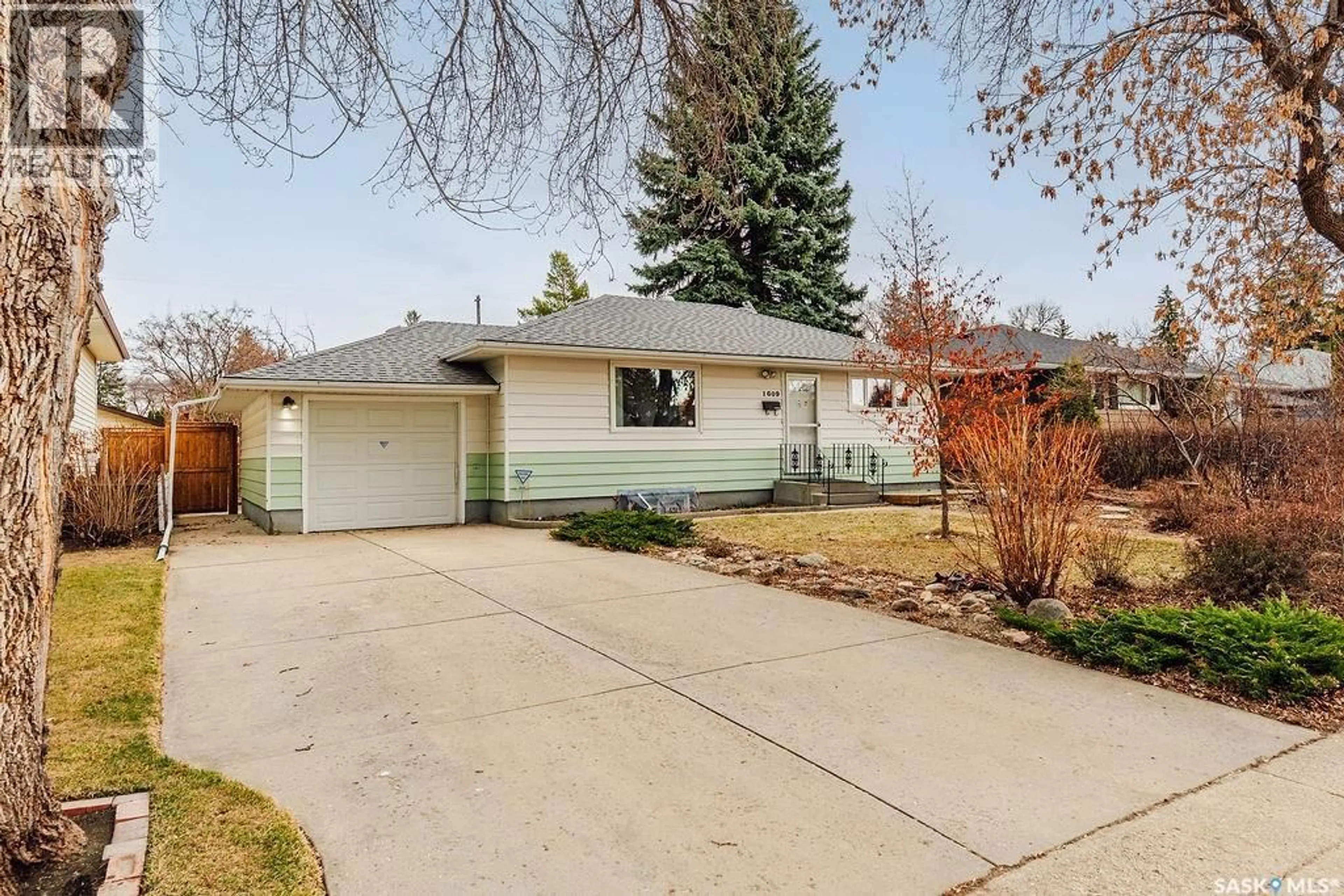 Home with vinyl exterior material, street for 1609 PARK AVENUE, Saskatoon Saskatchewan S7H2P2