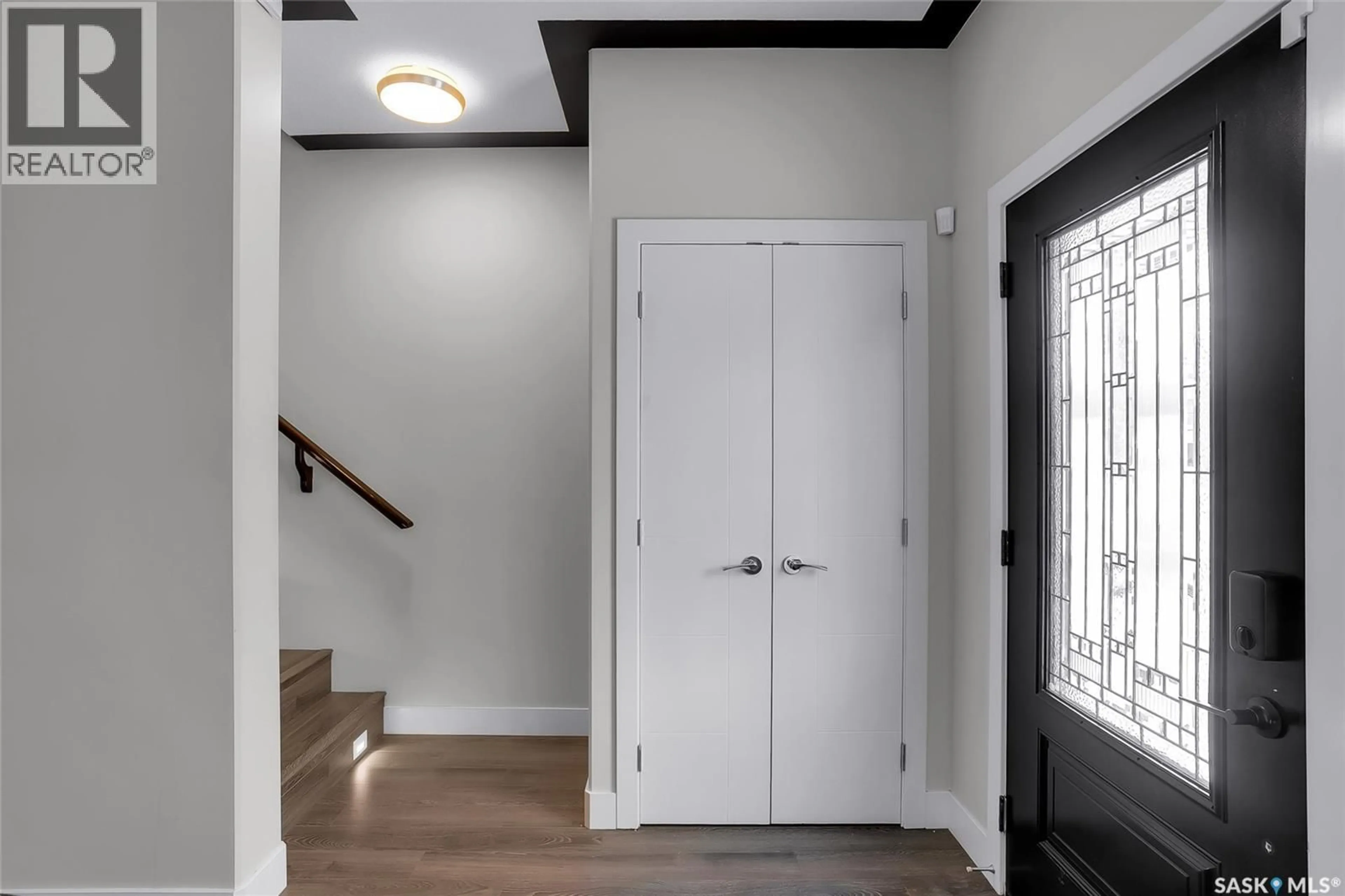 Indoor entryway for 305 CLARENCE AVENUE, Saskatoon Saskatchewan S7N1H5