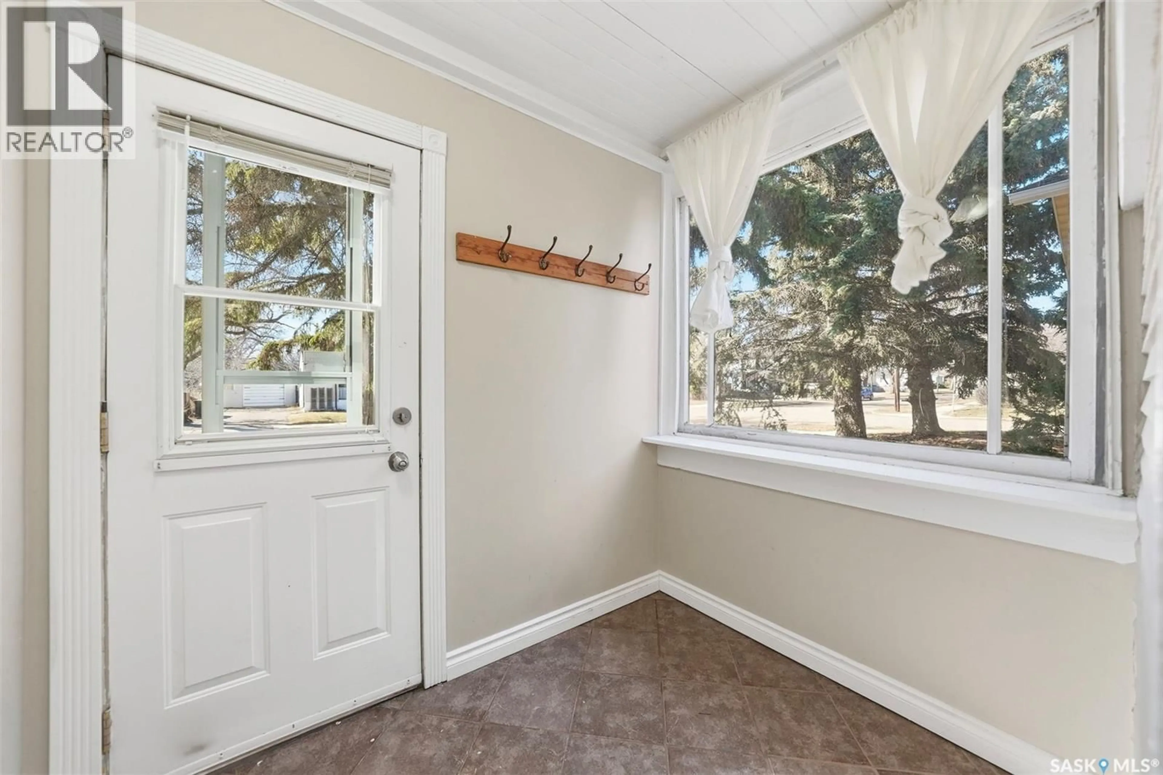 Indoor entryway for 1336 H AVENUE, Saskatoon Saskatchewan S7L2E4