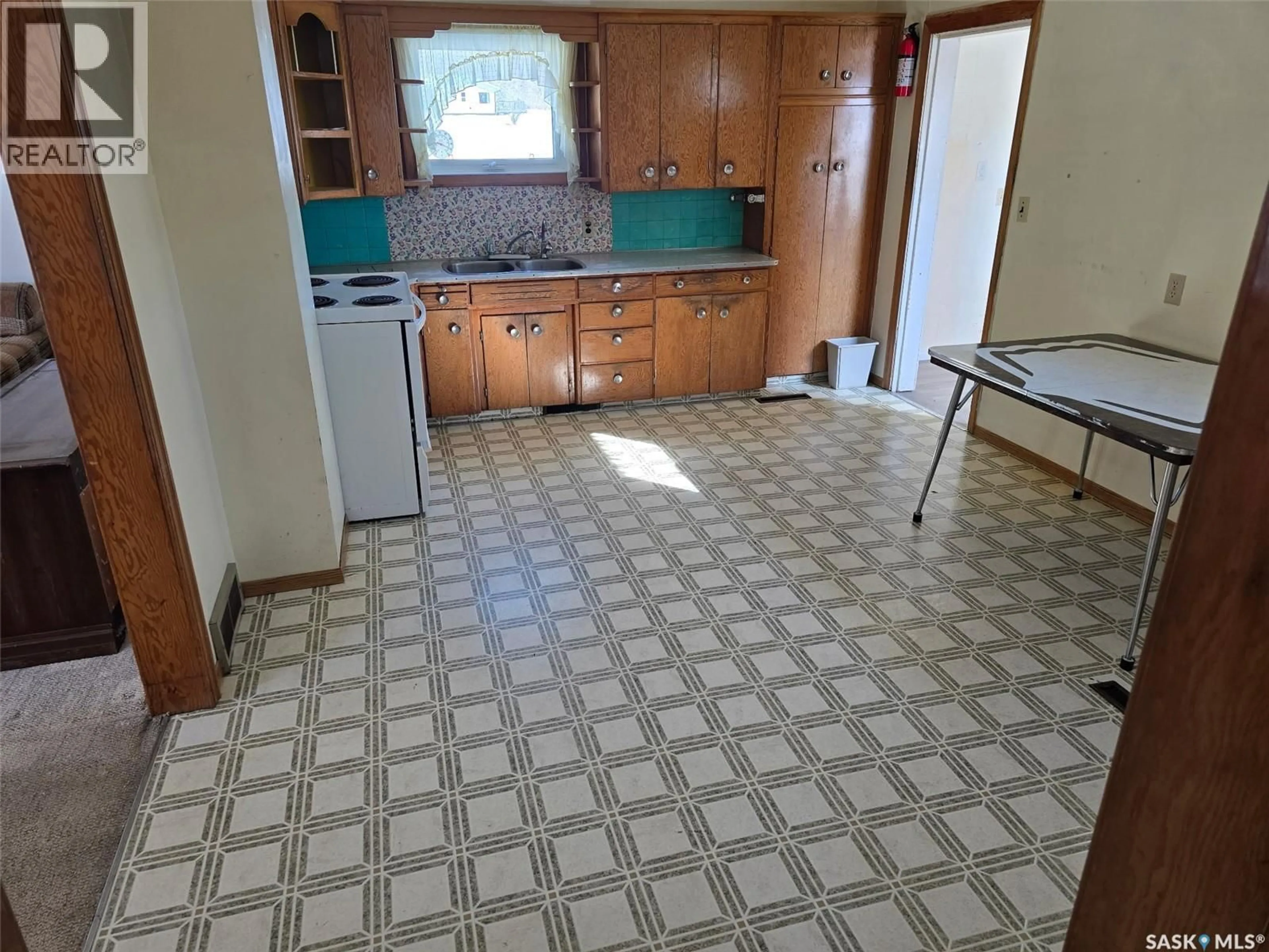 Standard kitchen, ceramic/tile floor for 200 RAILWAY AVENUE, Norquay Saskatchewan S0A2V0