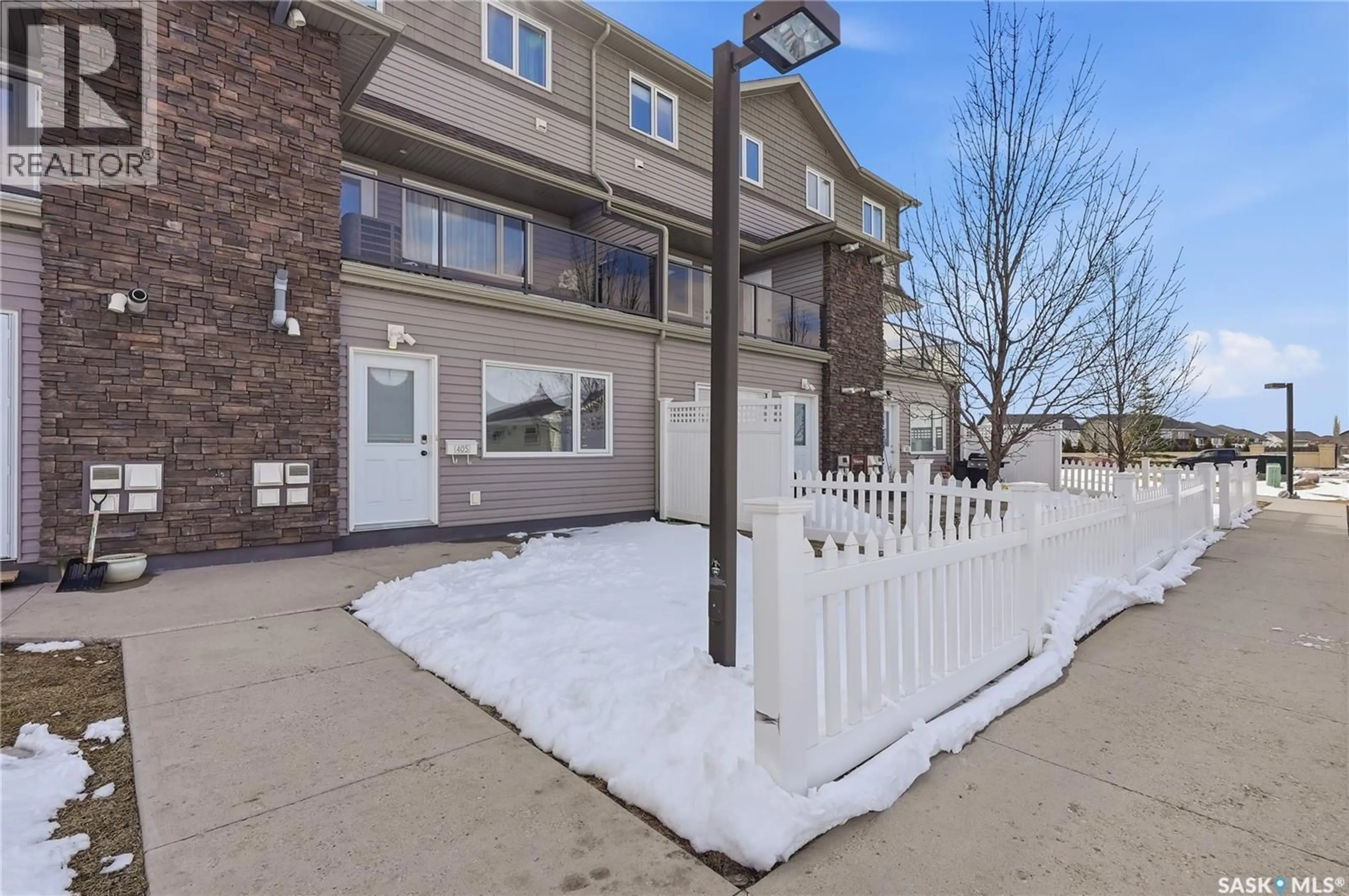Patio, street for 405 - 1303 RICHARDSON ROAD, Saskatoon Saskatchewan S7R0L1