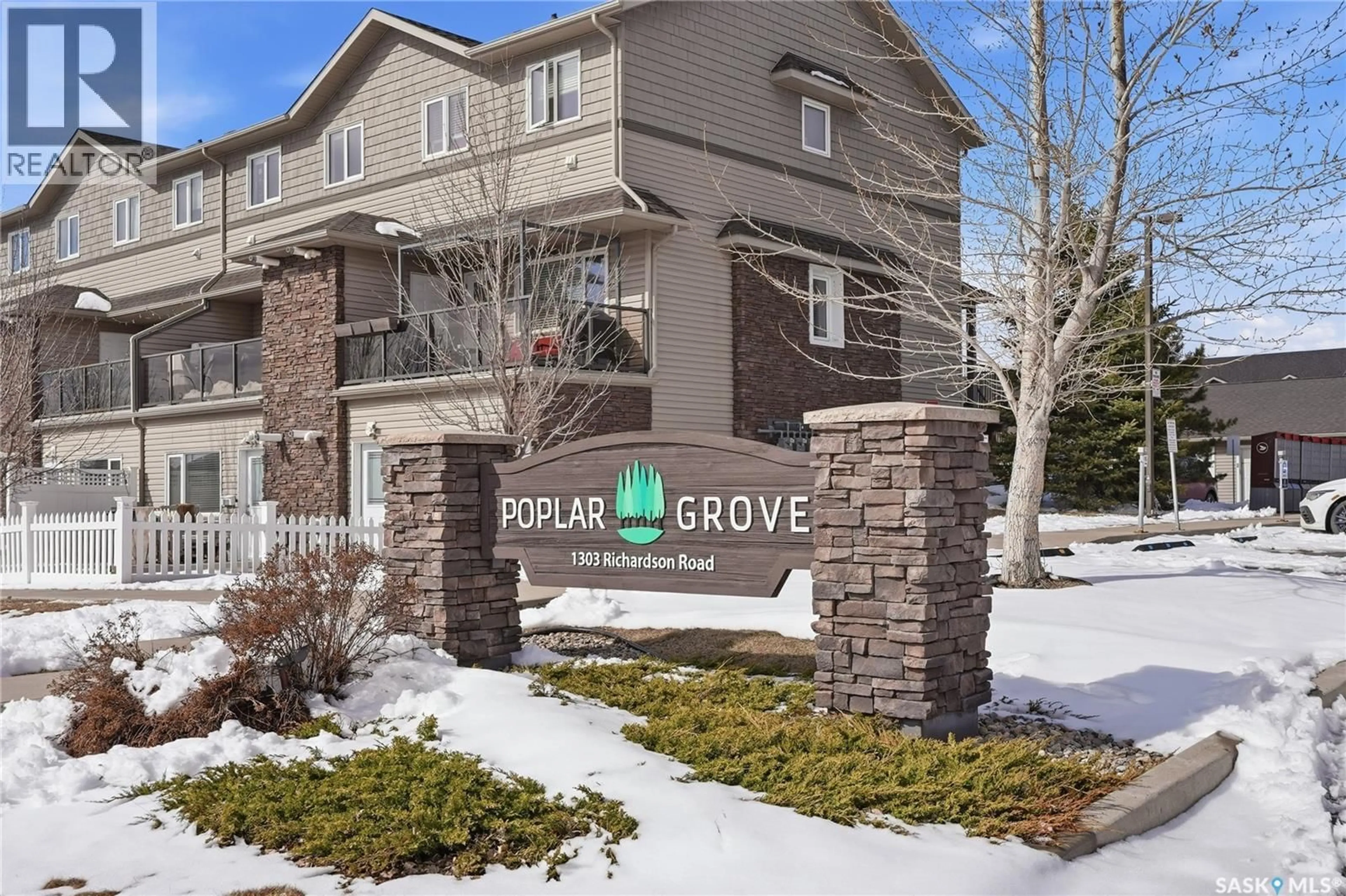 Indoor foyer for 405 - 1303 RICHARDSON ROAD, Saskatoon Saskatchewan S7R0L1