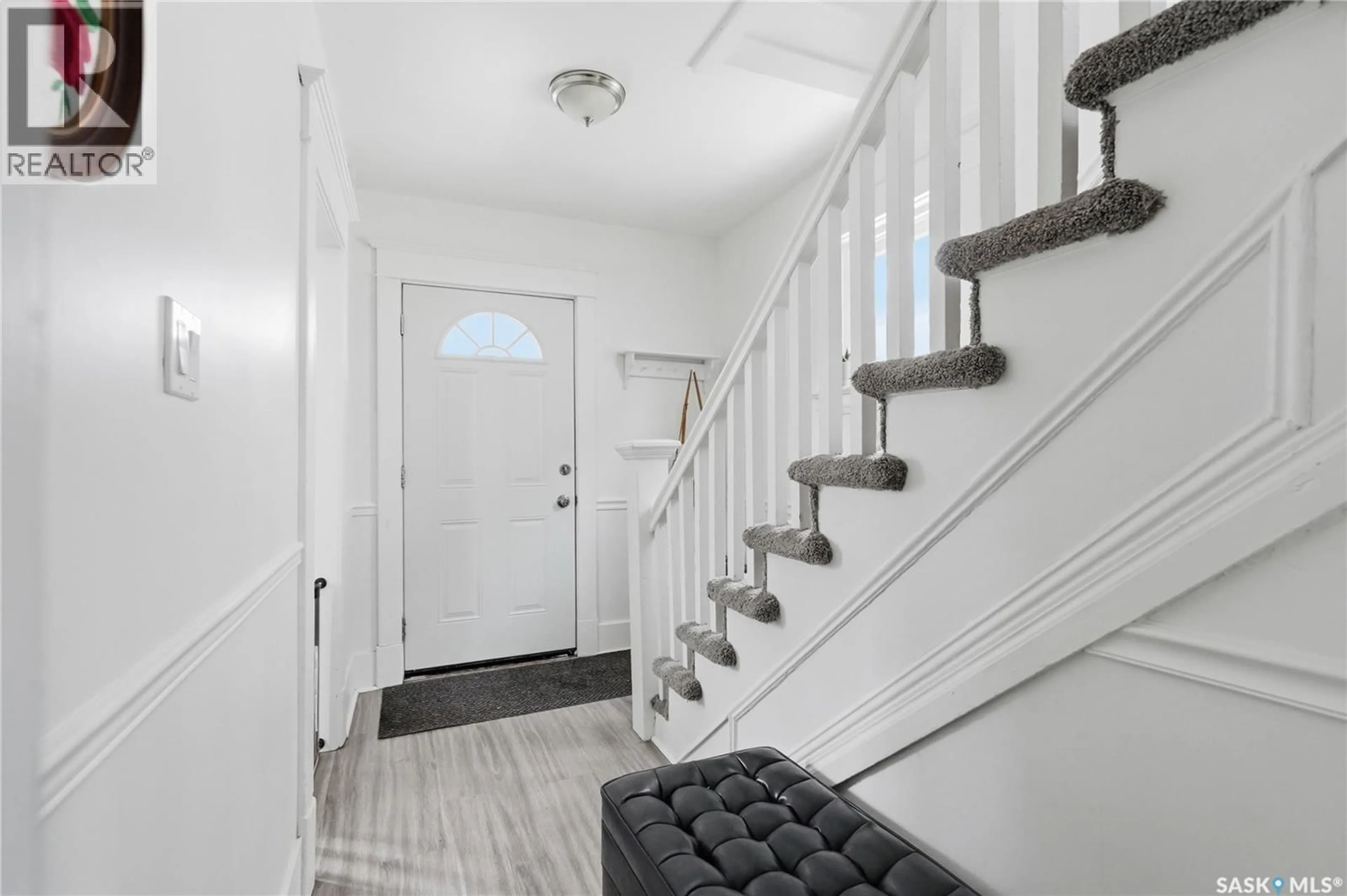 Indoor entryway for 236 I AVENUE, Saskatoon Saskatchewan S7L0G4