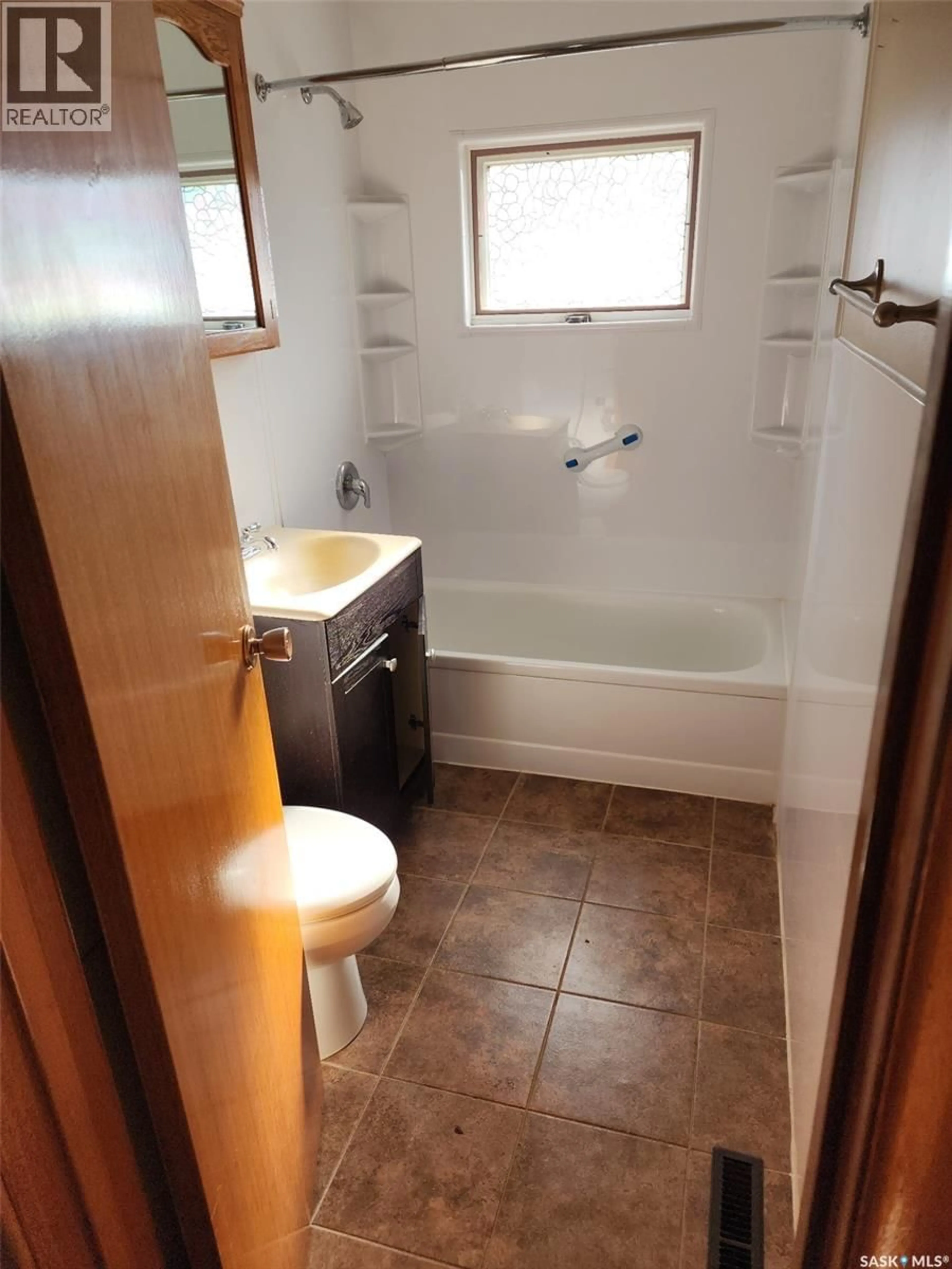 Standard bathroom, ceramic/tile floor for 307 GASTLE STREET, Strasbourg Saskatchewan S0G4V0