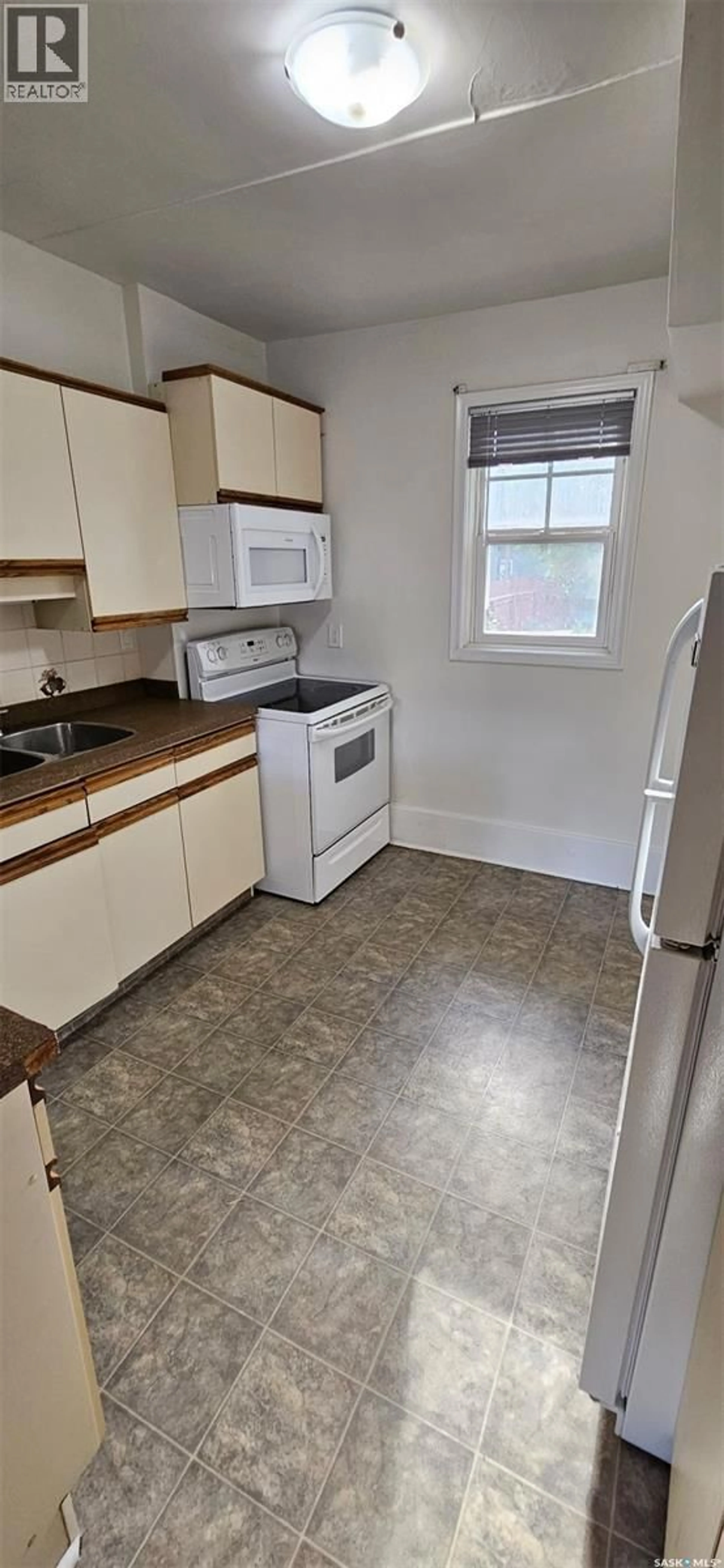 Standard kitchen, unknown for 617 CLARENCE AVENUE, Saskatoon Saskatchewan S7H2E1