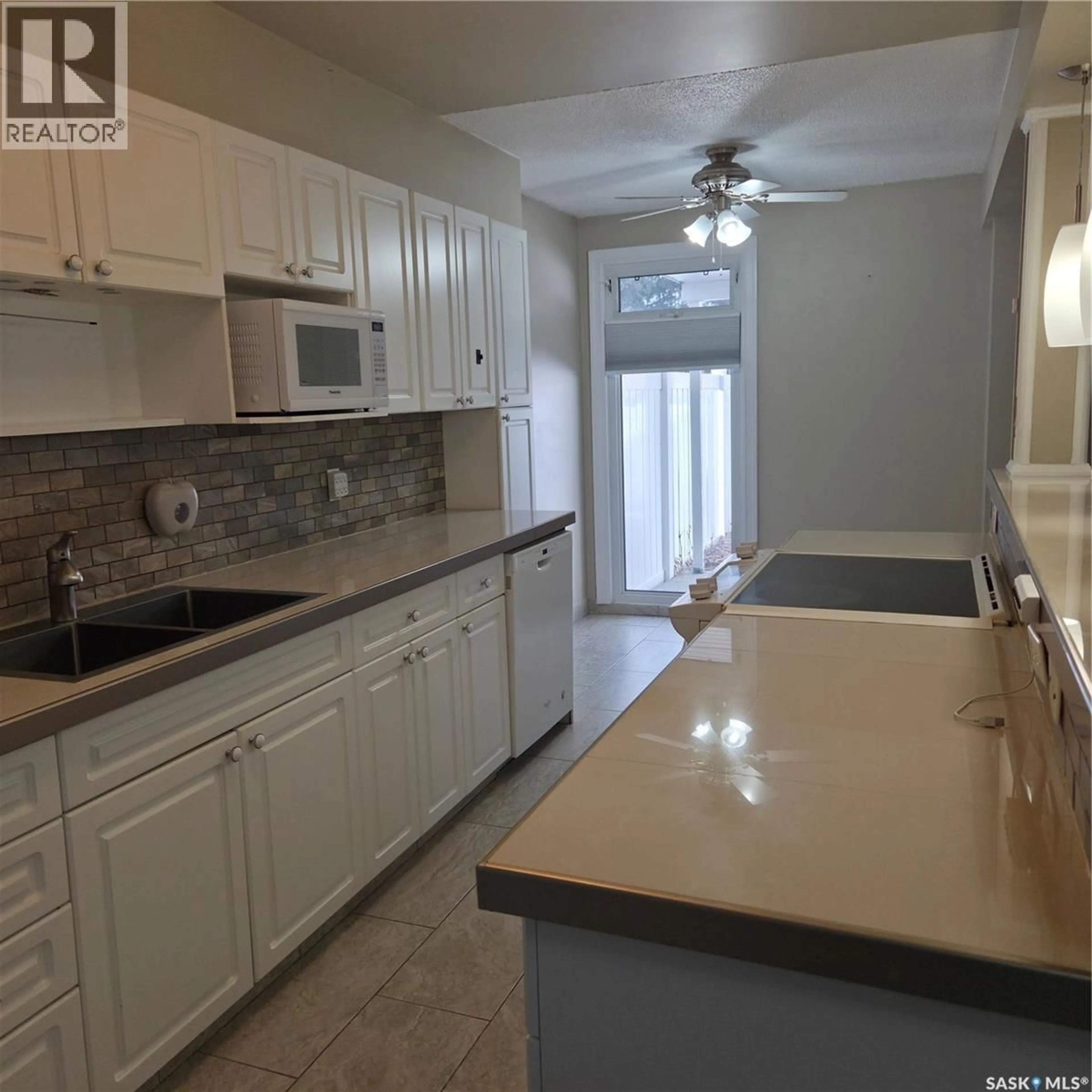 Standard kitchen, unknown for 17 1292 GORDON ROAD, Moose Jaw Saskatchewan S6H3E5