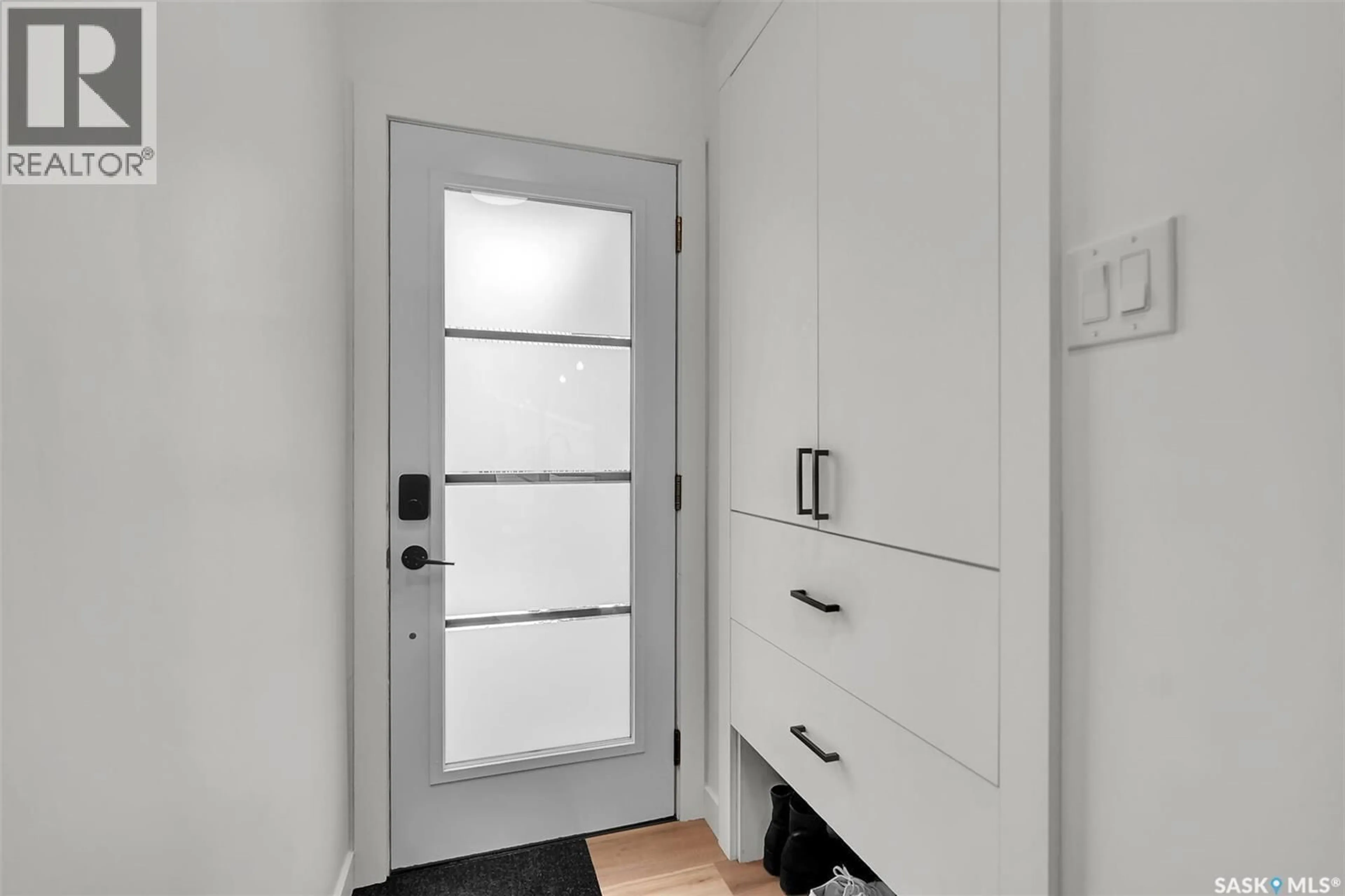 Indoor entryway for 3249 MONTAGUE STREET, Regina Saskatchewan S4S1Z8