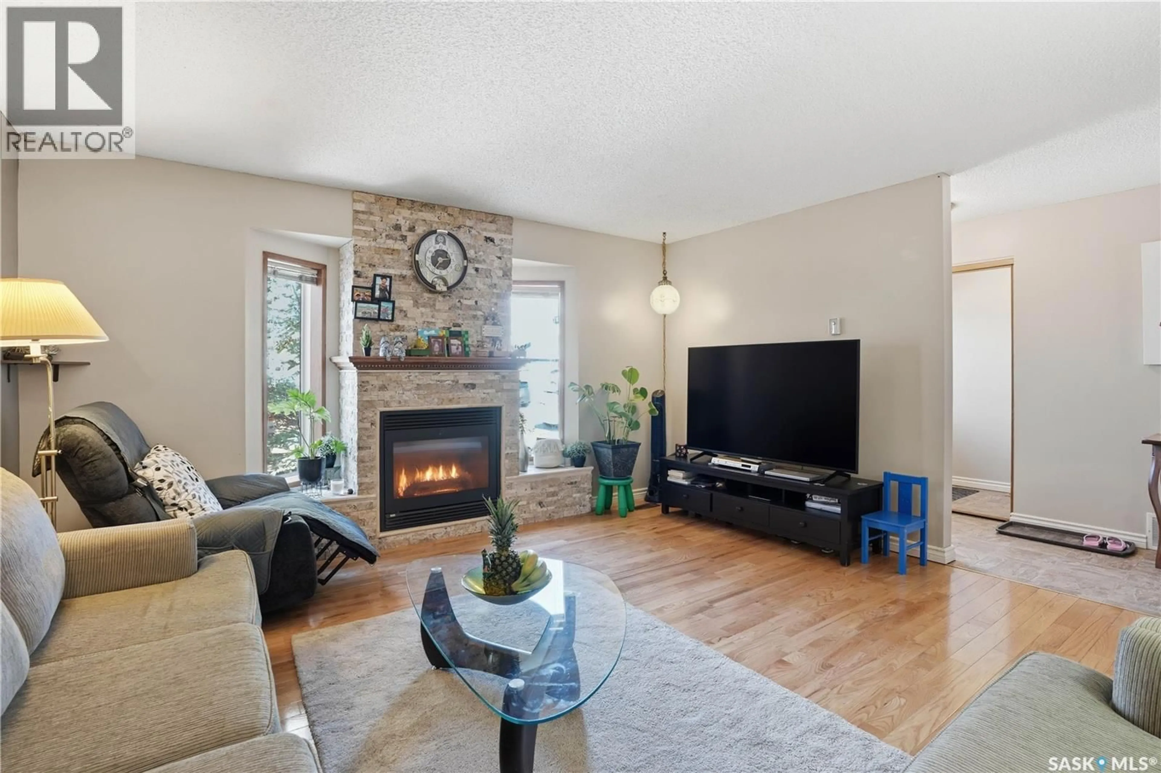 Living room with furniture, unknown for 6207 PARSONS BAY, Regina Saskatchewan S4X3A5