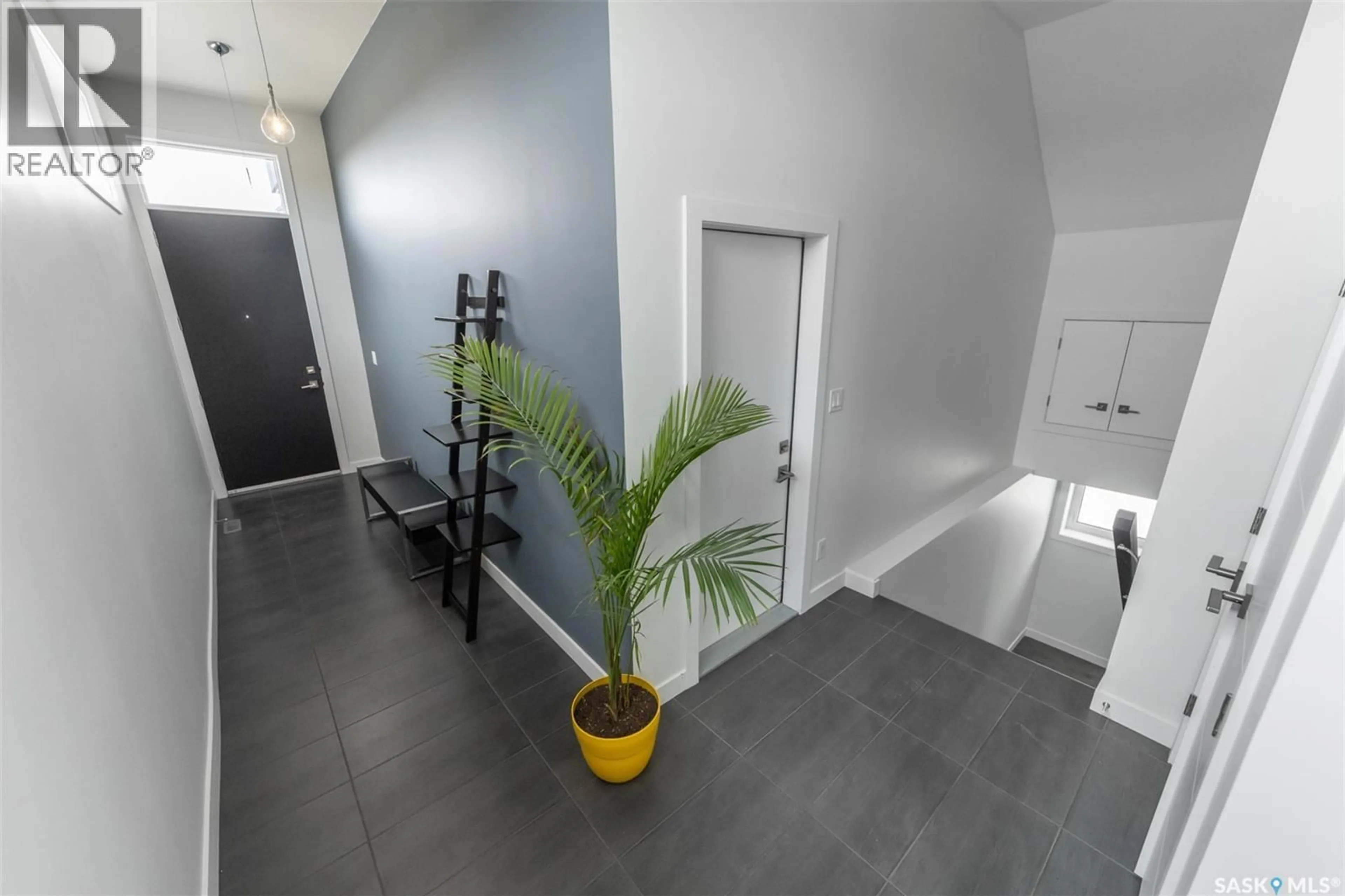 Indoor foyer for 5501 NORSEMAN CRESCENT, Regina Saskatchewan S4W0J8