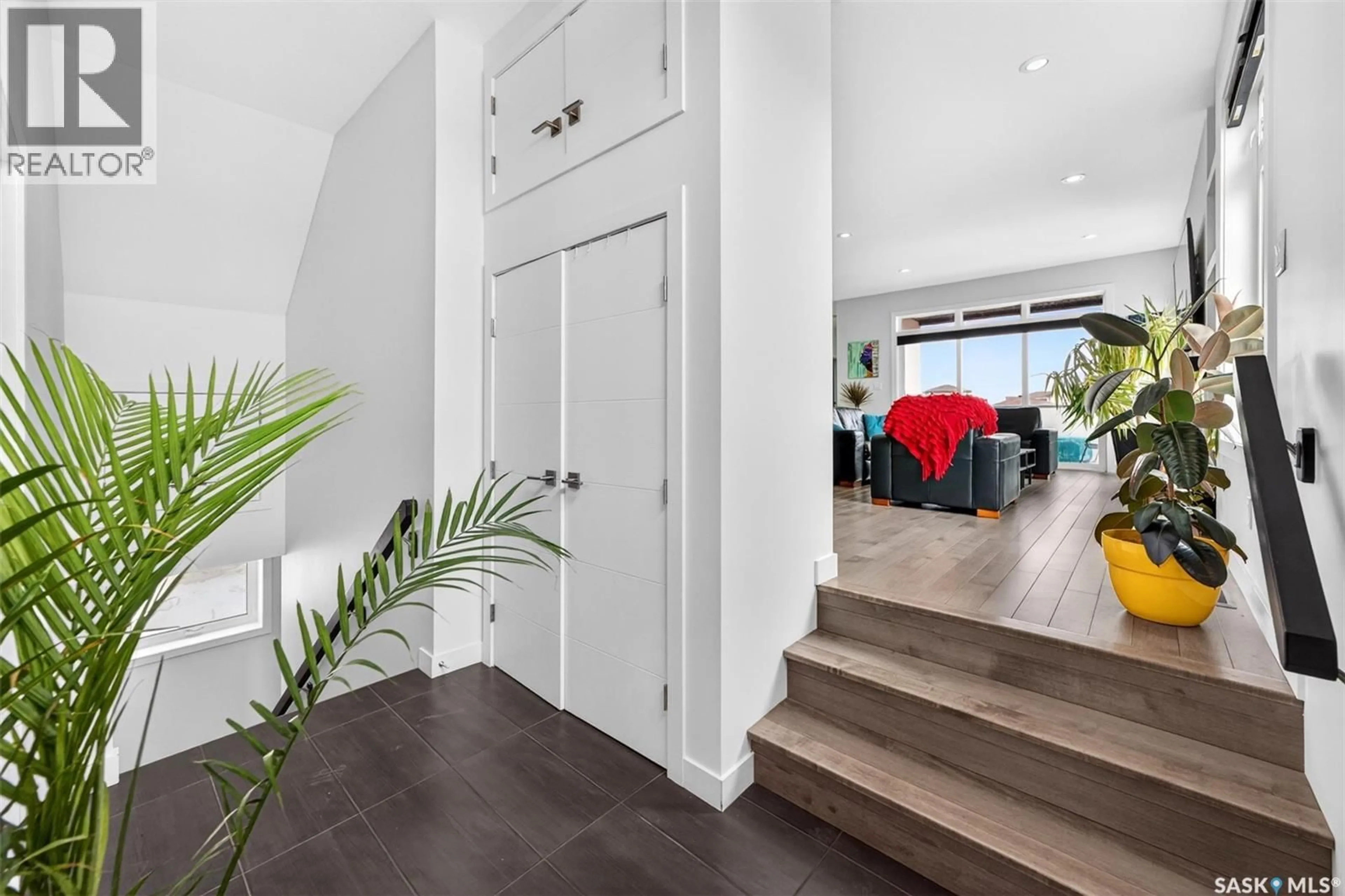 Indoor entryway for 5501 NORSEMAN CRESCENT, Regina Saskatchewan S4W0J8