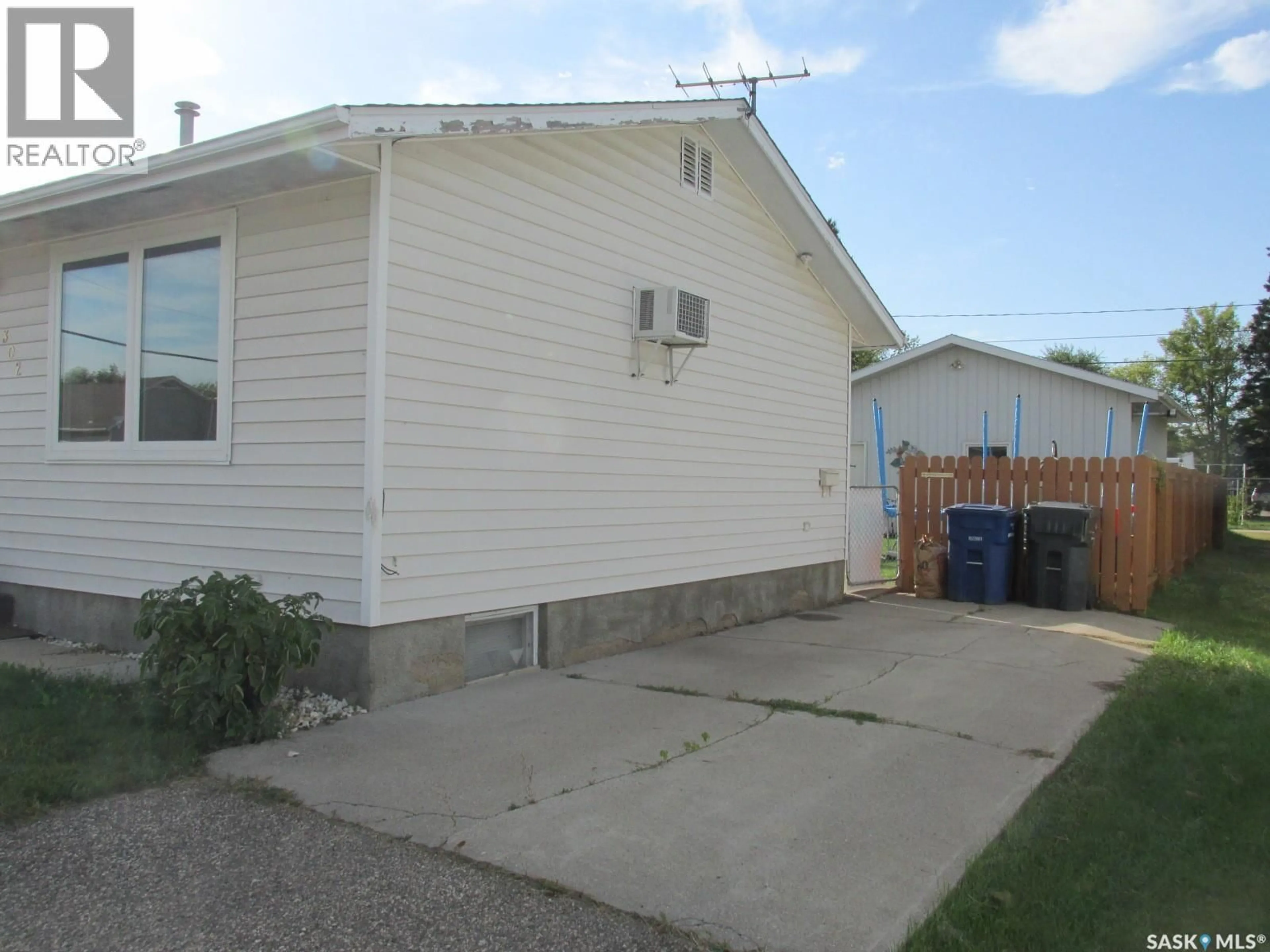 Home with vinyl exterior material, street for 302 7TH AVENUE, Nipawin Saskatchewan S0E1E0