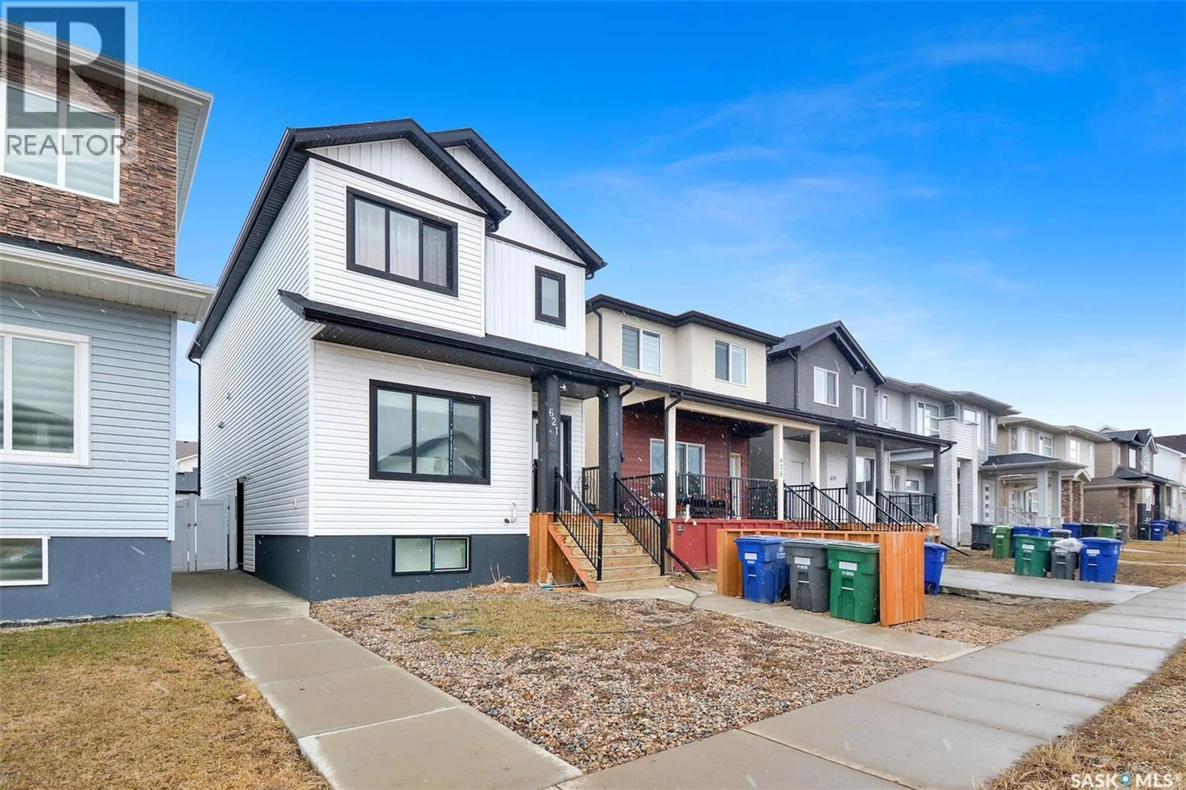 Home with vinyl exterior material, street for 621 FEHEREGYHAZI BOULEVARD, Saskatoon Saskatchewan S7W0Z5