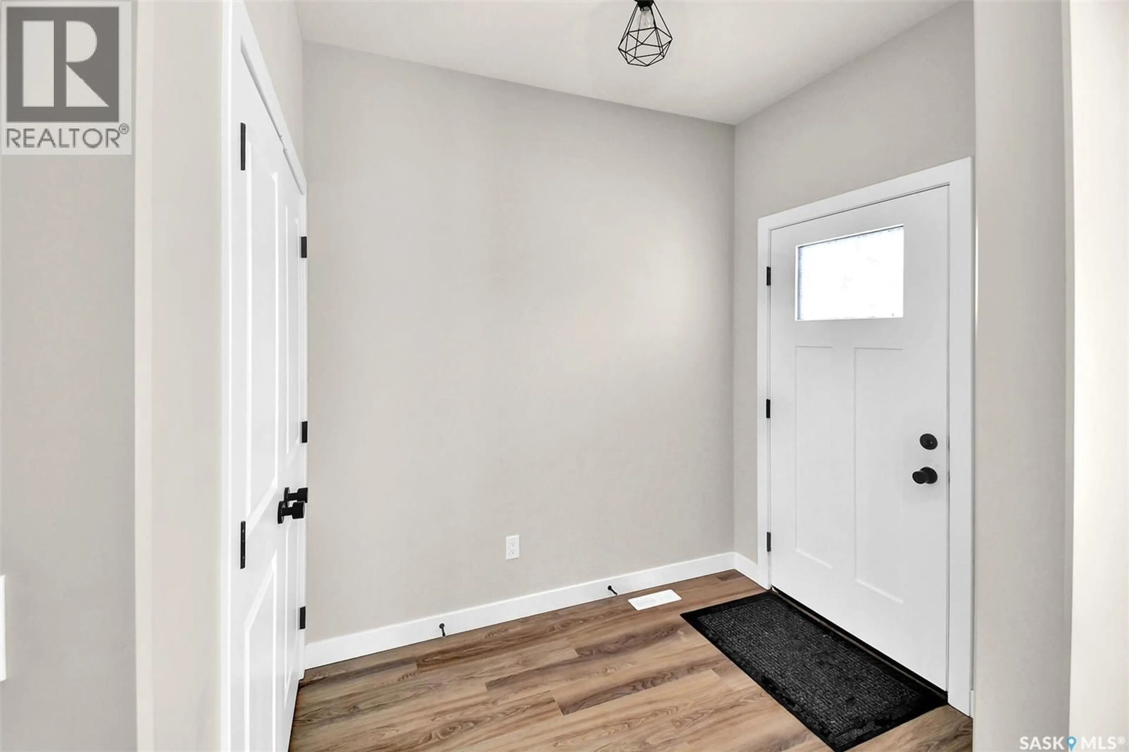 Indoor entryway for 621 FEHEREGYHAZI BOULEVARD, Saskatoon Saskatchewan S7W0Z5