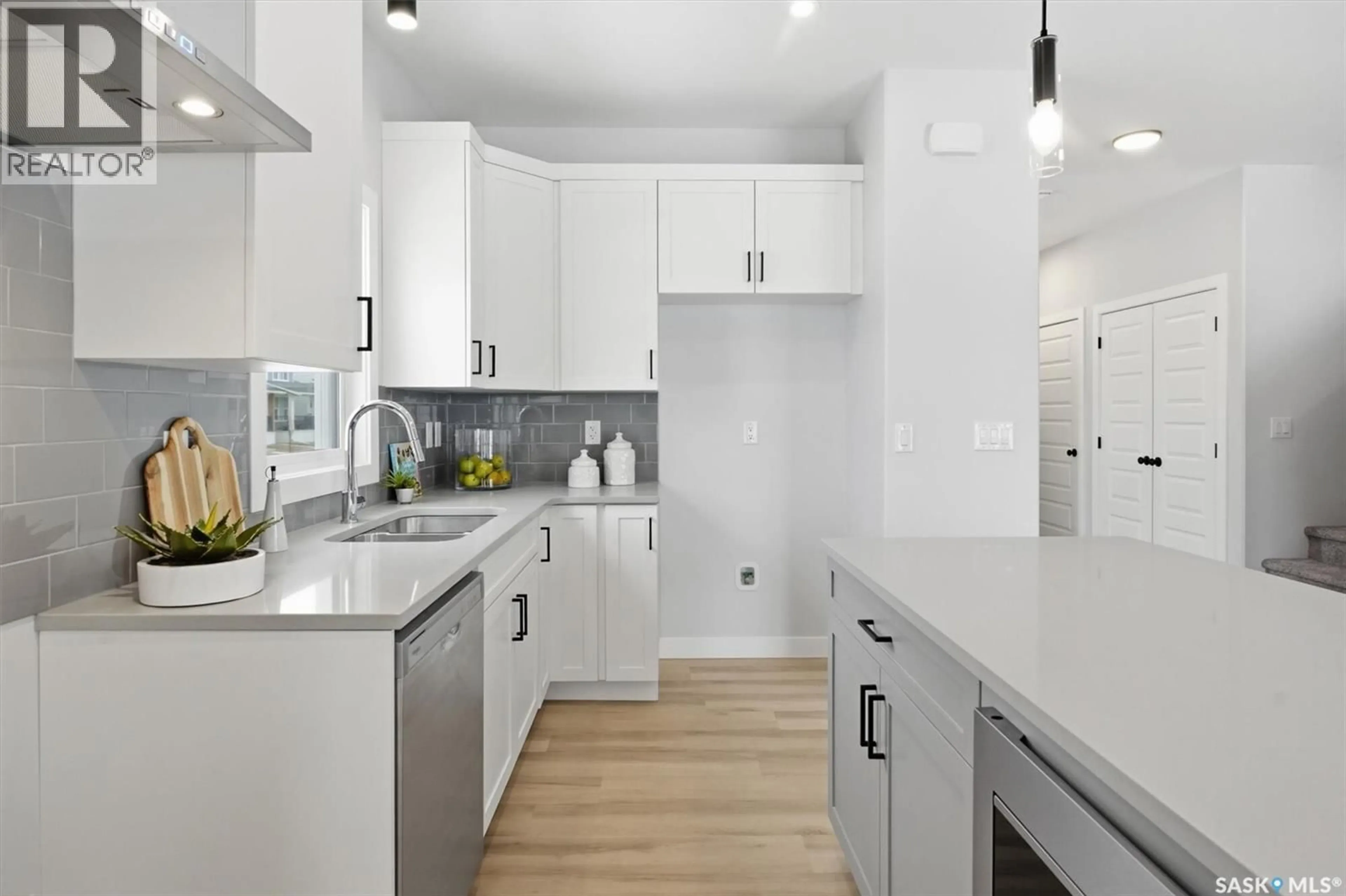 Open concept kitchen, ceramic/tile floor for 410 LESKIW BEND, Saskatoon Saskatchewan S7W0L8