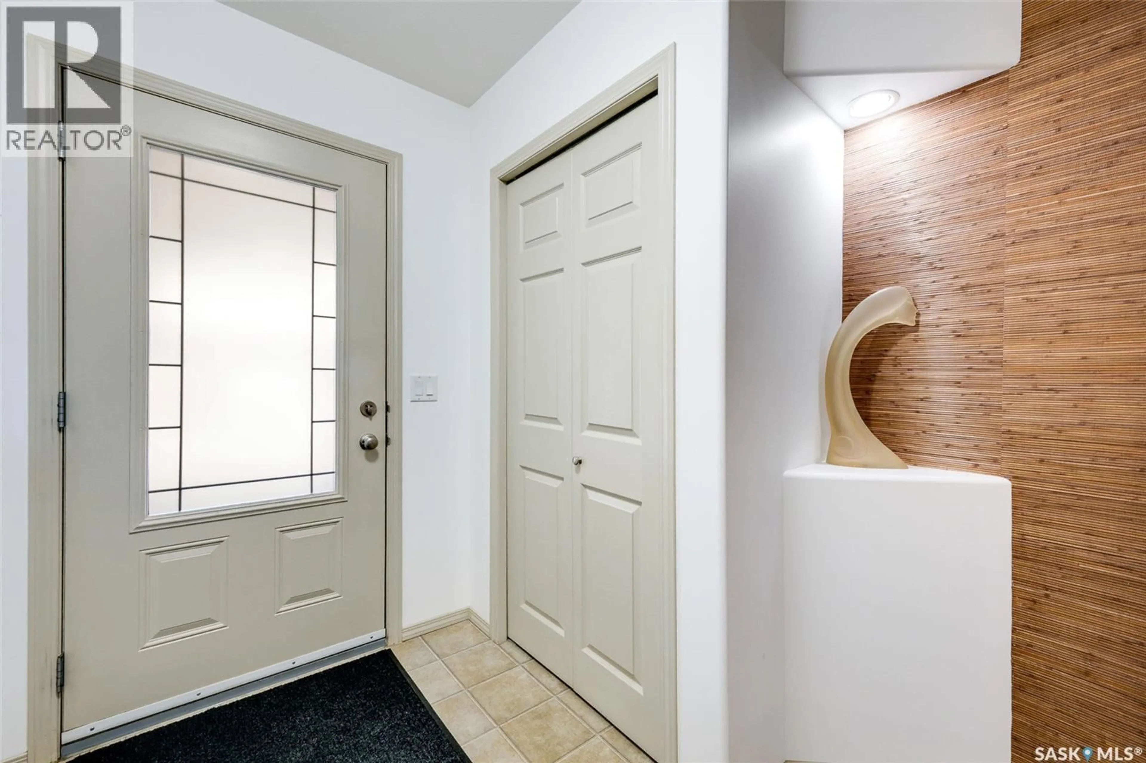 Indoor entryway for 103 - 1110 BRIARWOOD ROAD, Saskatoon Saskatchewan S7V1G6