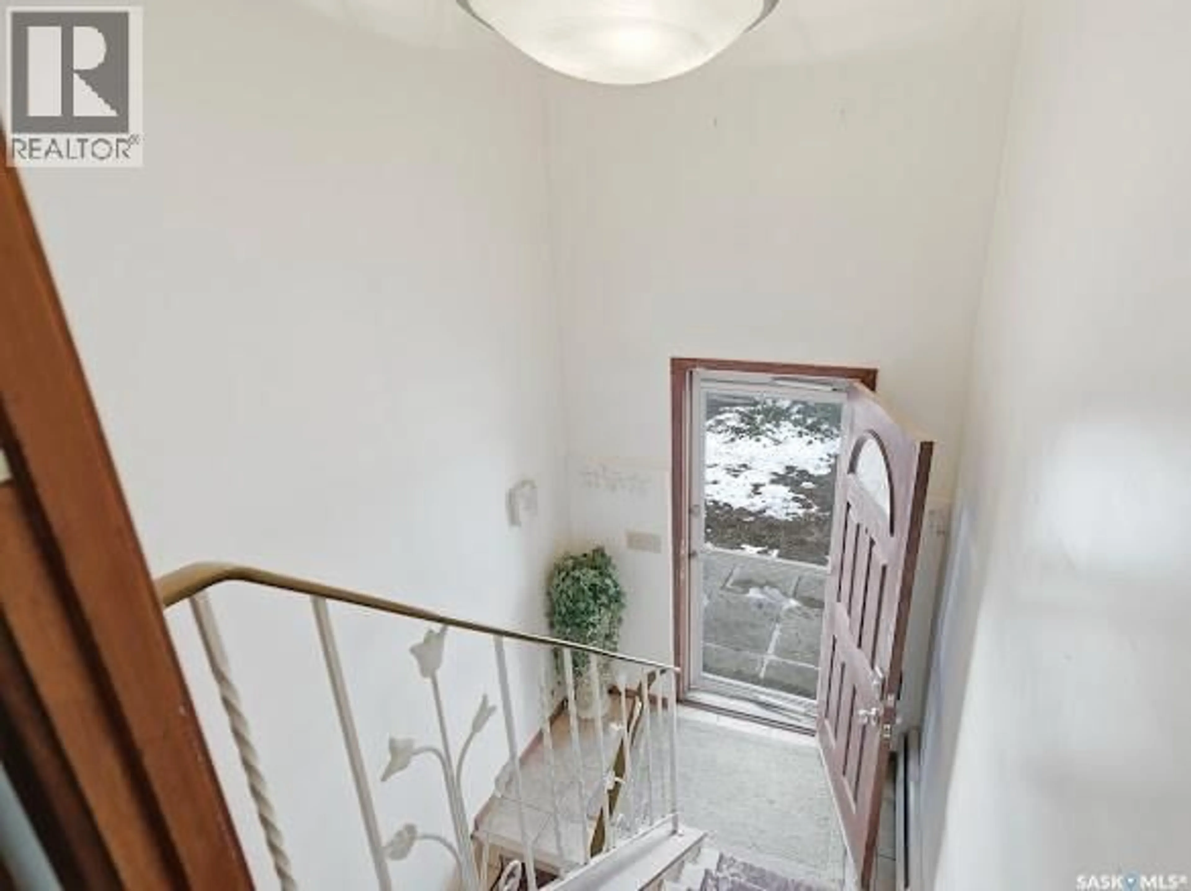 Indoor foyer for 19 DIXON CRESCENT, Regina Saskatchewan S4N1V3