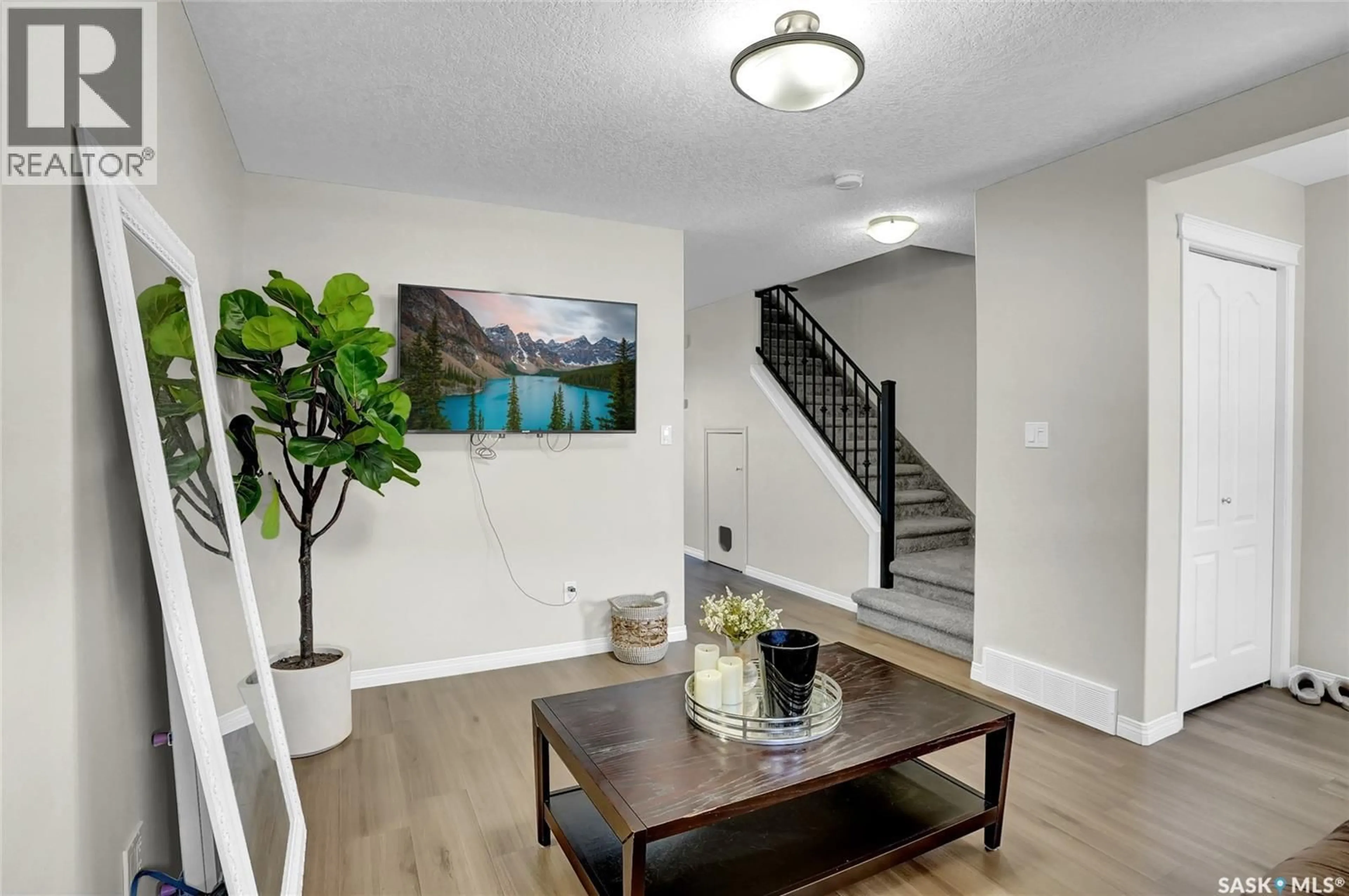 Indoor entryway for 405 - 3826 DEWDNEY AVENUE, Regina Saskatchewan S4Z0A6