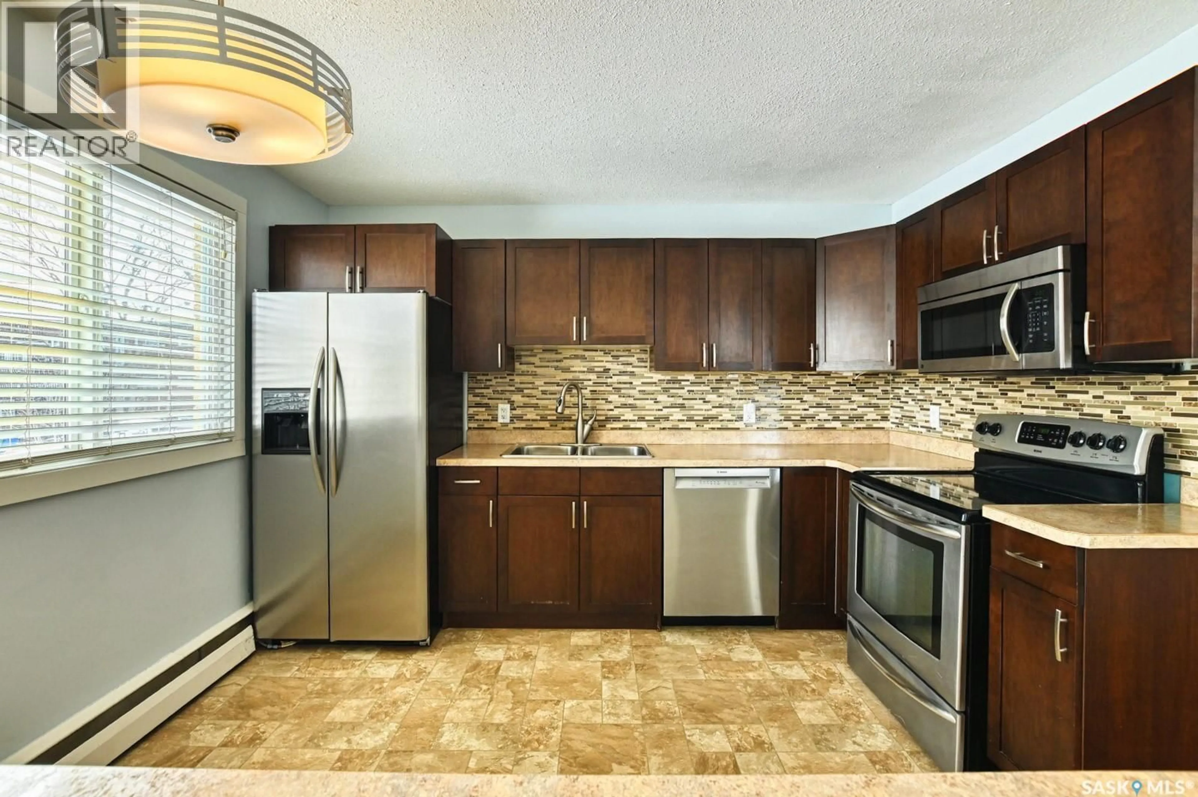 Standard kitchen, ceramic/tile floor for 11 2121 RAE STREET, Regina Saskatchewan S4T2E8