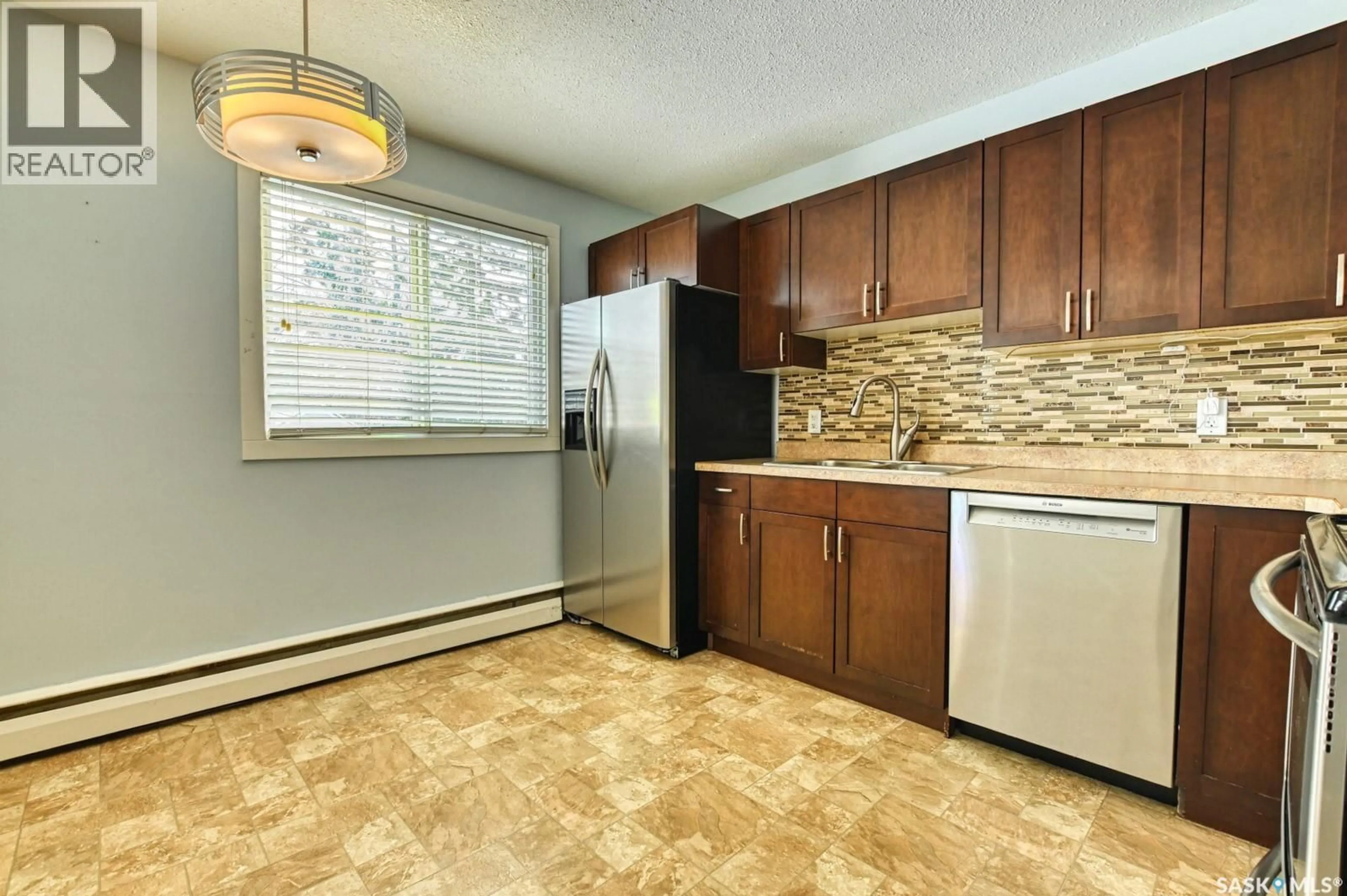Standard kitchen, unknown for 11 2121 RAE STREET, Regina Saskatchewan S4T2E8