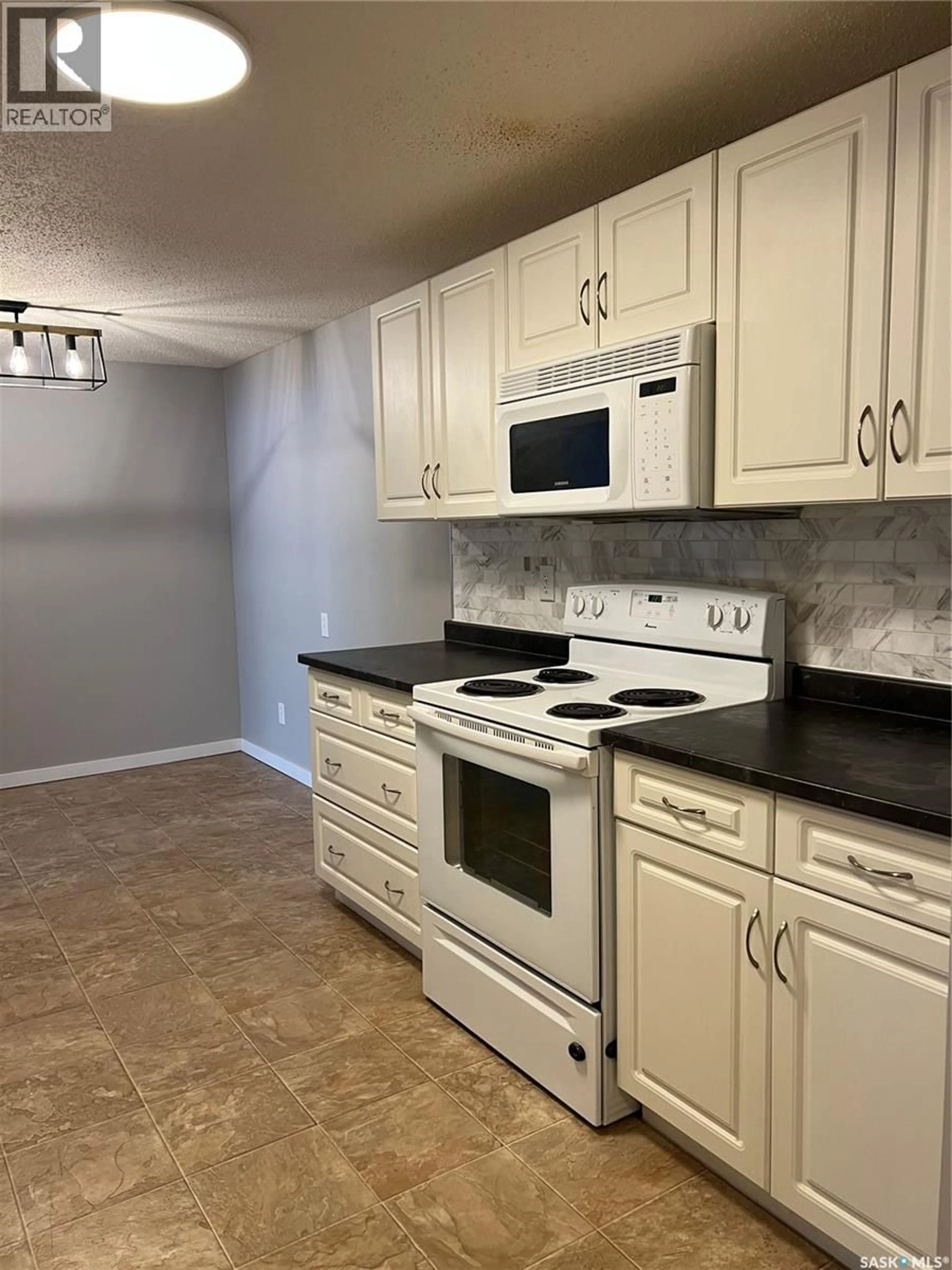 Standard kitchen, unknown for 3 2251 ST HENRY AVENUE, Saskatoon Saskatchewan S7M0P5