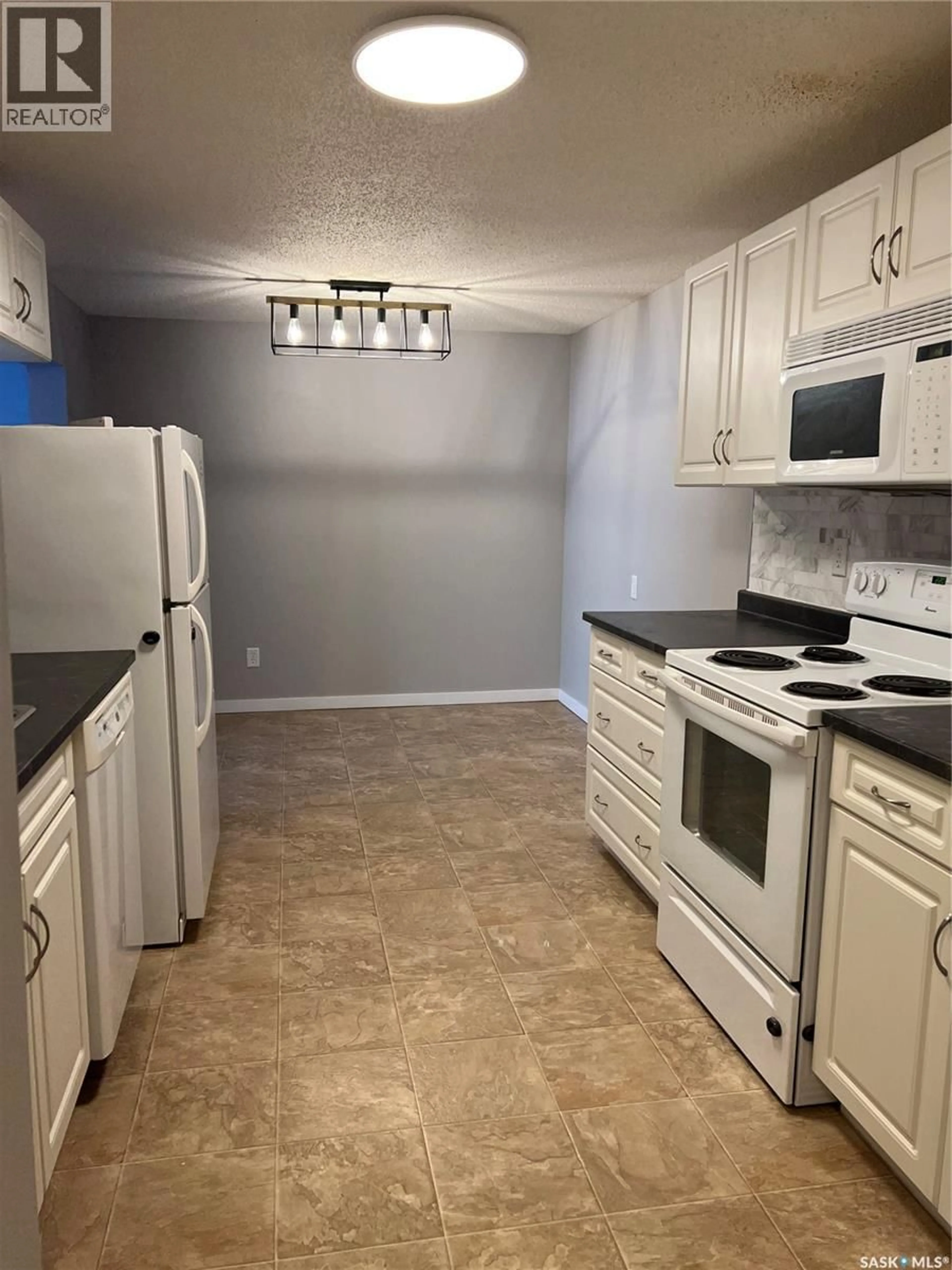 Standard kitchen, unknown for 3 2251 ST HENRY AVENUE, Saskatoon Saskatchewan S7M0P5
