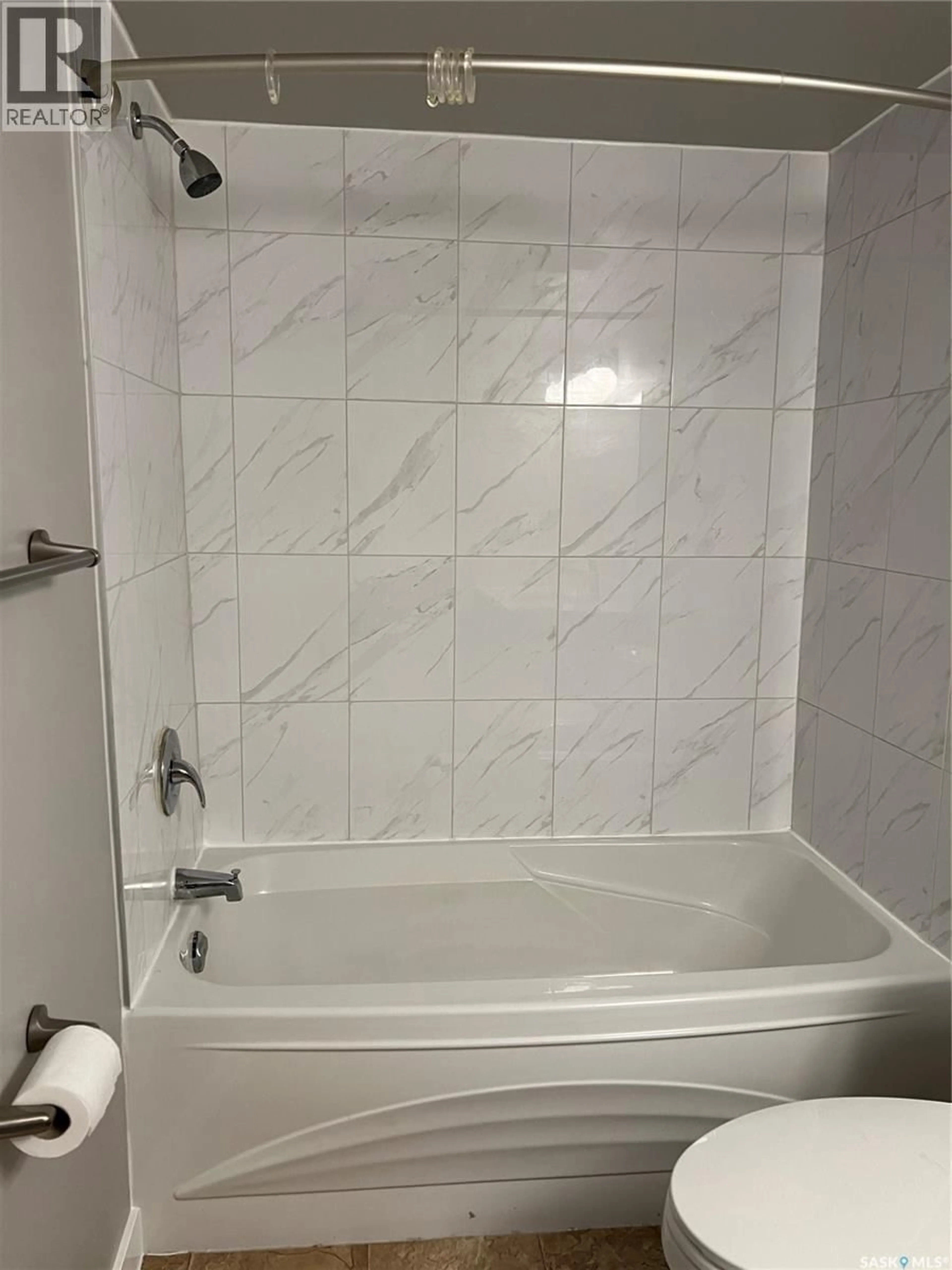 Standard bathroom, ceramic/tile floor for 3 2251 ST HENRY AVENUE, Saskatoon Saskatchewan S7M0P5