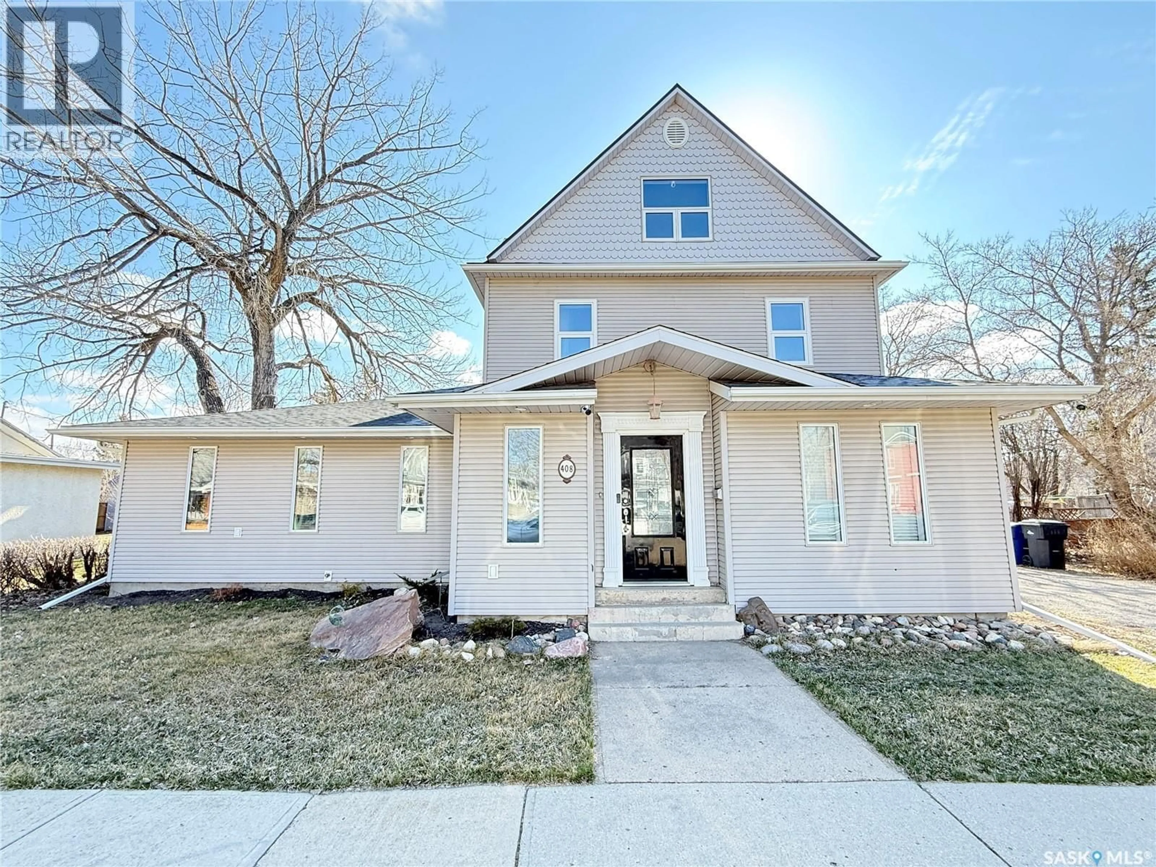 Home with vinyl exterior material, street for 408 ASSINIBOIA STREET, Weyburn Saskatchewan S4H0R6