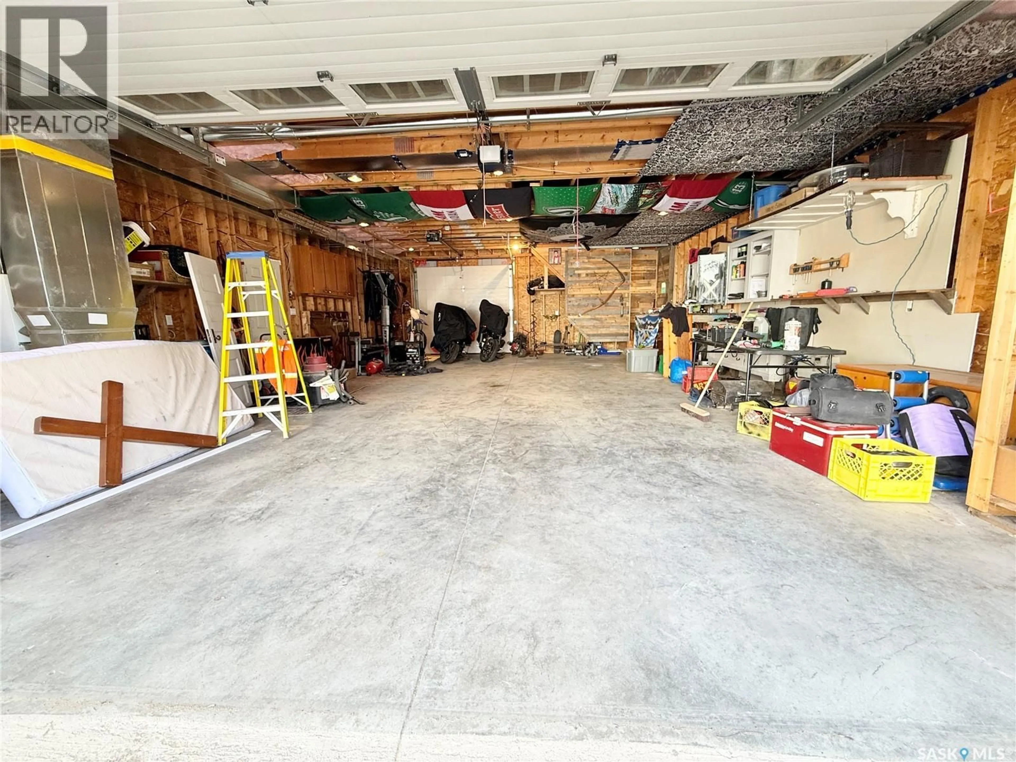 Indoor garage for 408 ASSINIBOIA STREET, Weyburn Saskatchewan S4H0R6