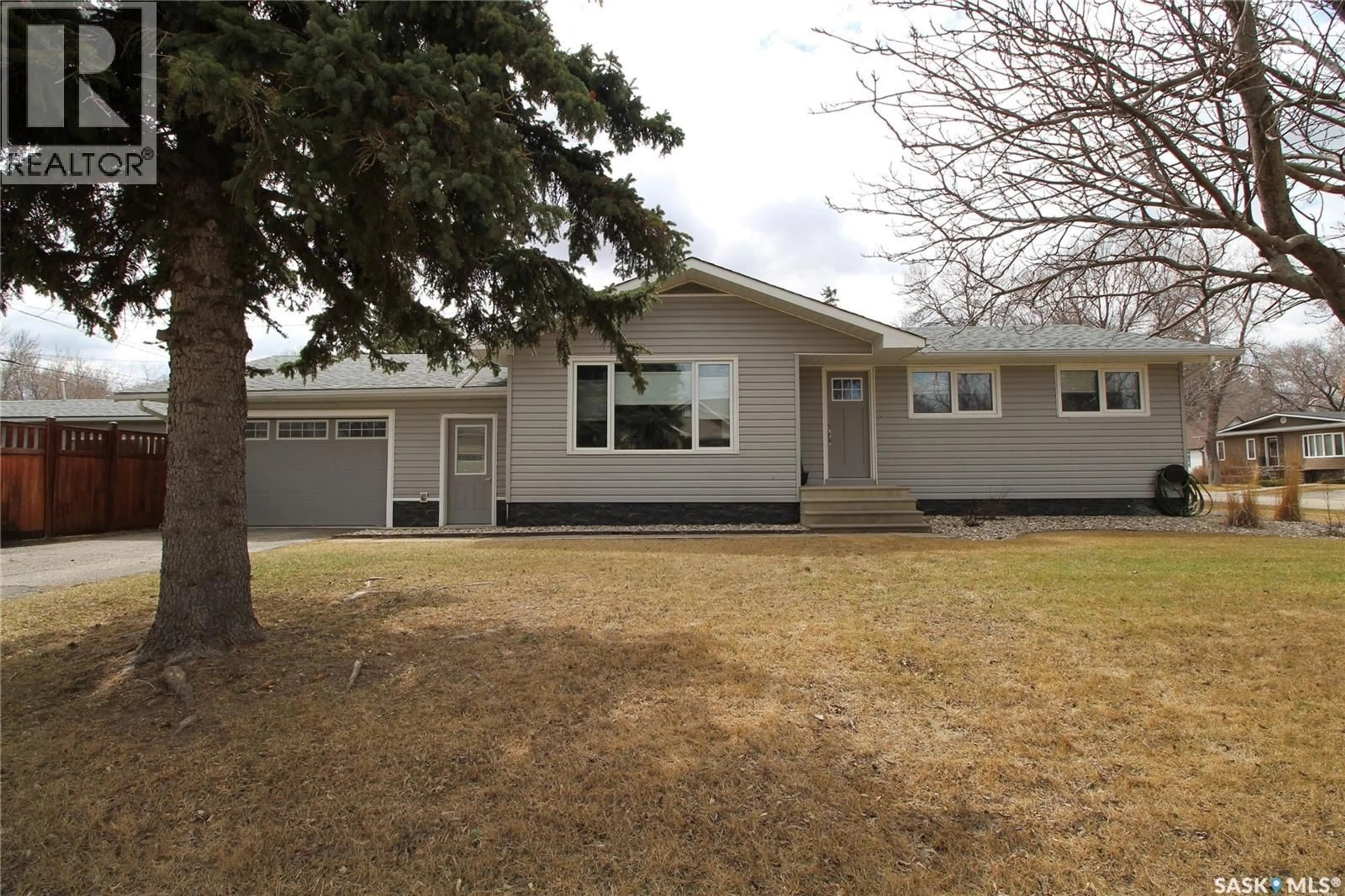 Home with vinyl exterior material, street for 1101 OAK AVENUE, Moosomin Saskatchewan S0G3N0