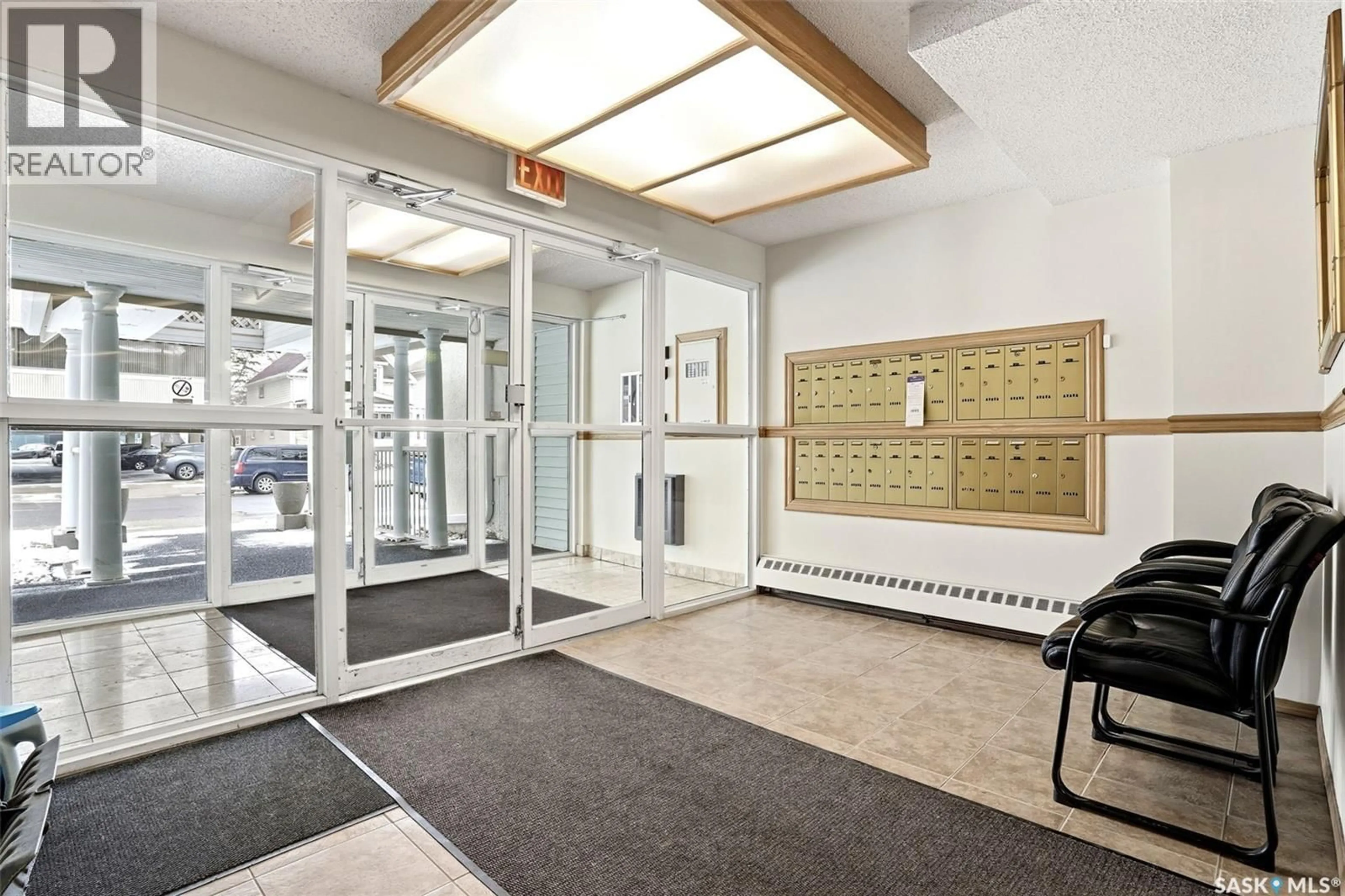 Indoor foyer for 2275 - 309 MCINTYRE STREET, Regina Saskatchewan S4P2S1