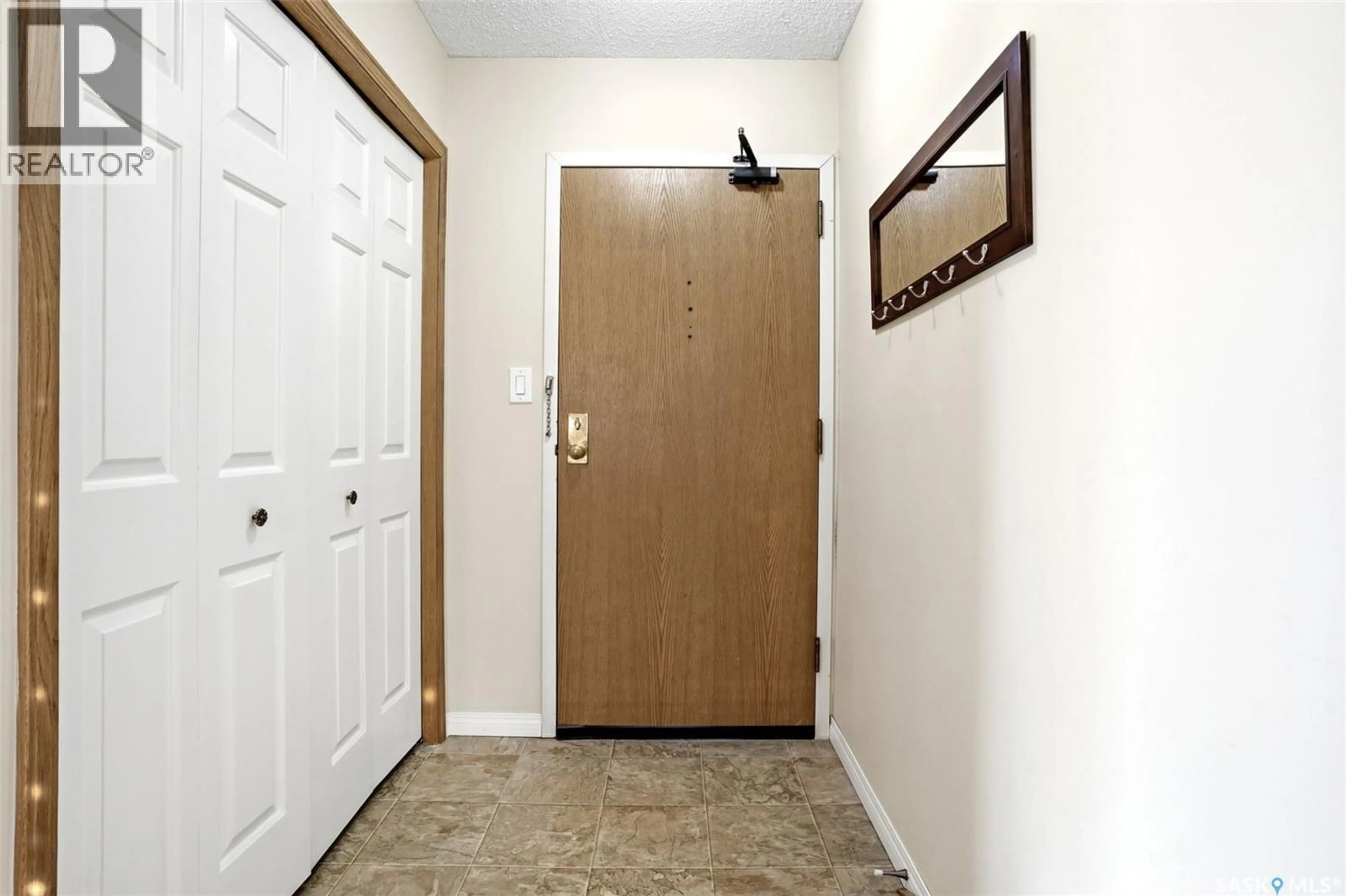 Indoor entryway for 2275 - 309 MCINTYRE STREET, Regina Saskatchewan S4P2S1