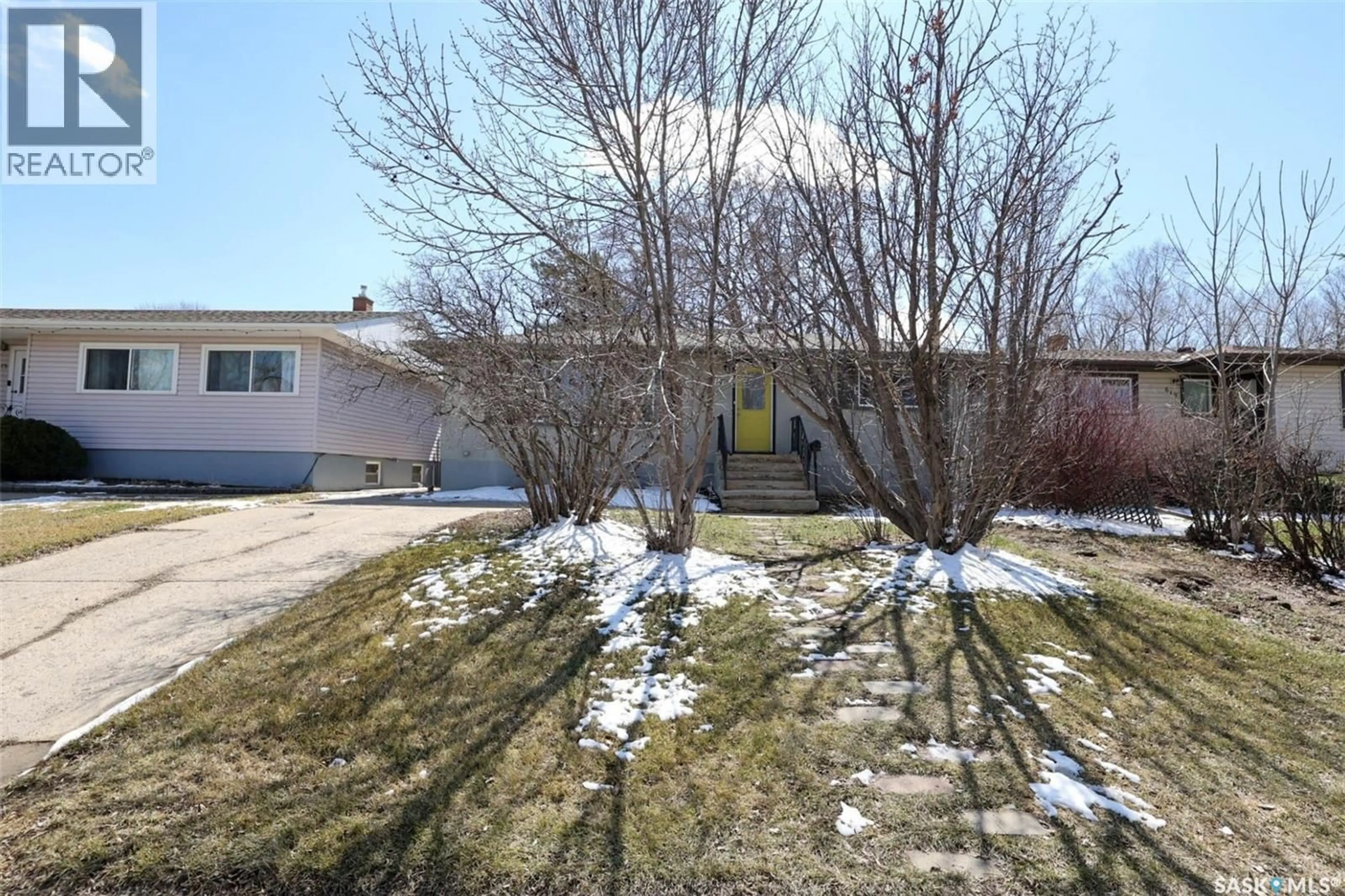 A pic from outside/outdoor area/front of a property/back of a property/a pic from drone, street for 617 MULLIN AVENUE, Regina Saskatchewan S4N1E1