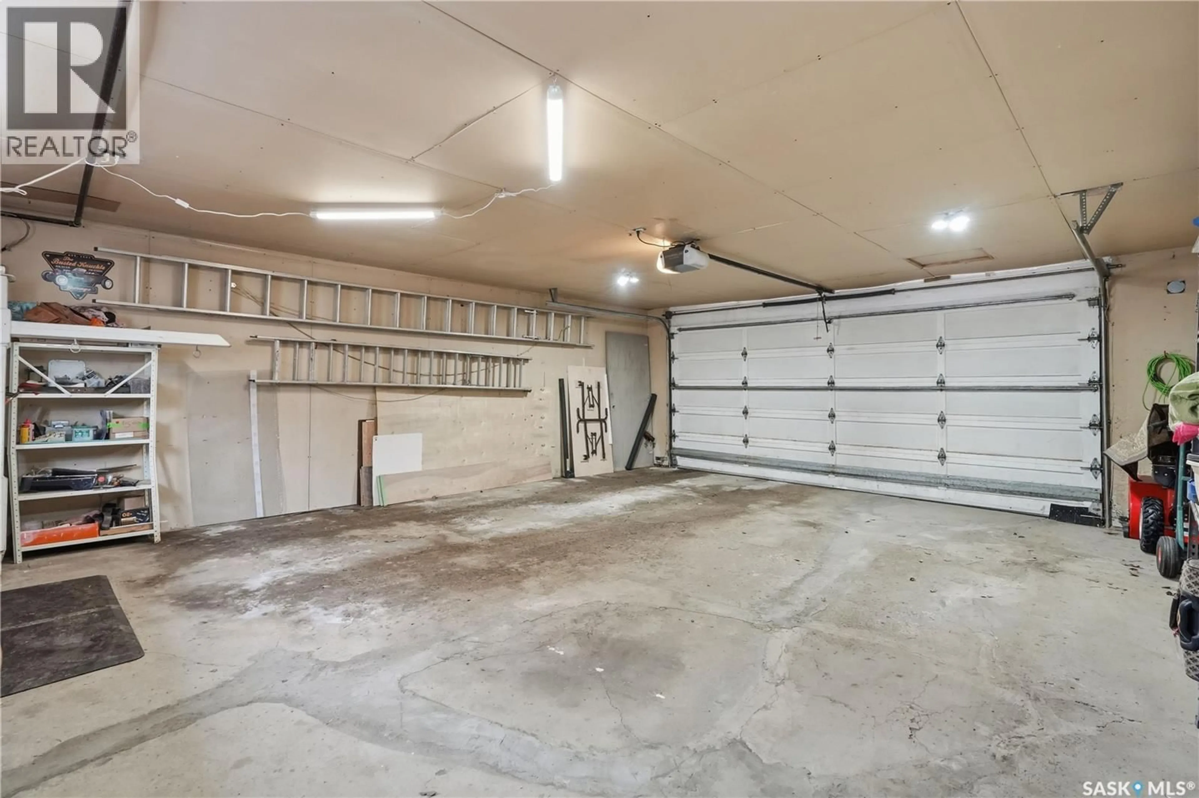 Indoor garage for 110 MCCARTHY BOULEVARD, Regina Saskatchewan S4R6A4