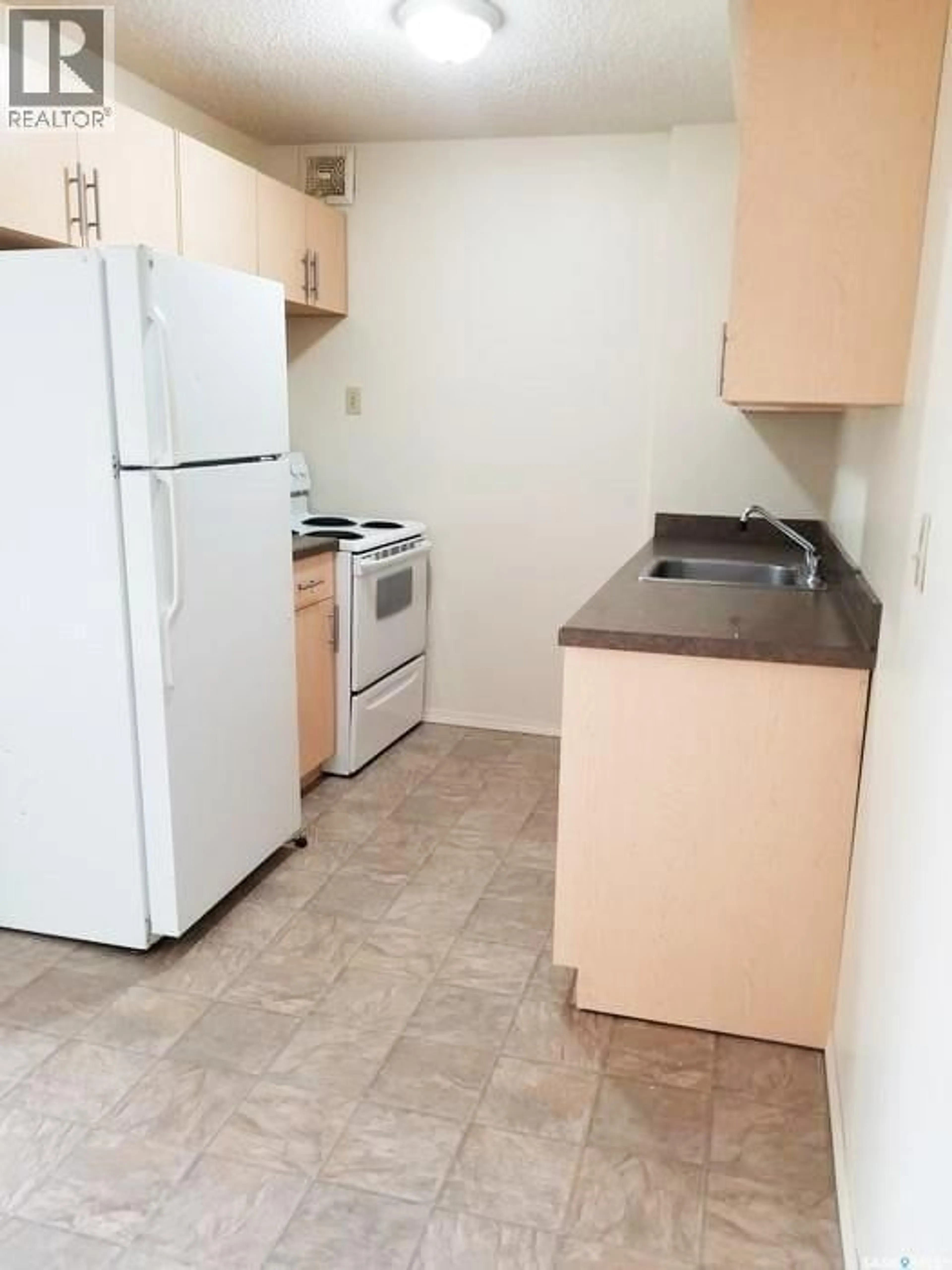 Standard kitchen, unknown for 3906 CASTLE ROAD, Regina Saskatchewan S4S6A4