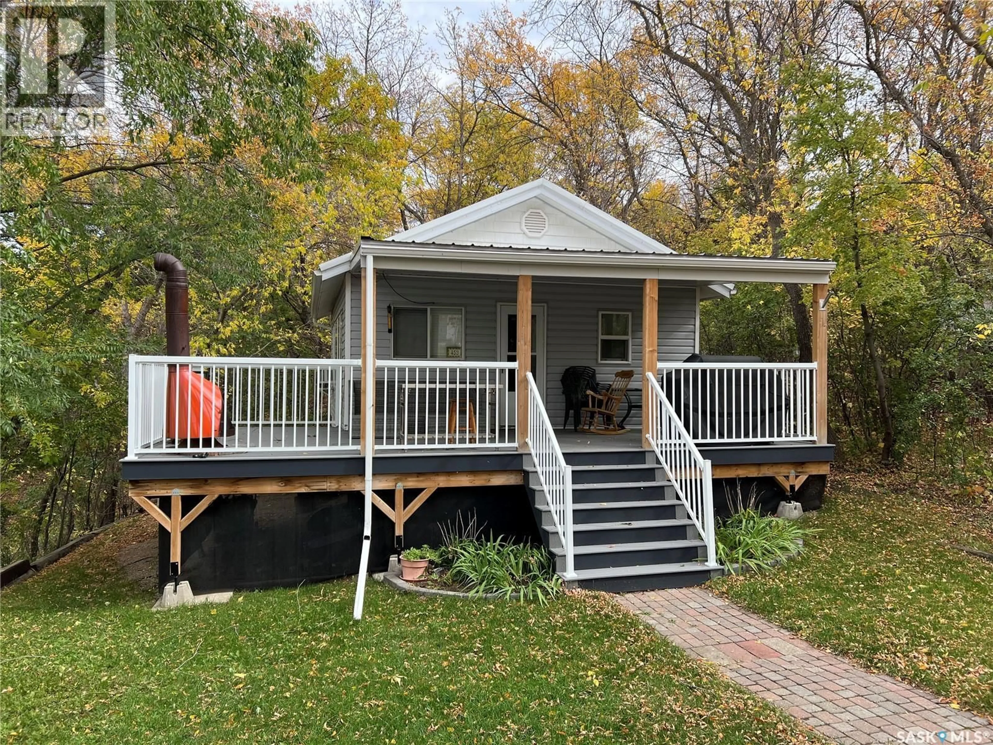 Home with vinyl exterior material, unknown for 459 8TH STREET E, Regina Beach Saskatchewan S0G4C0