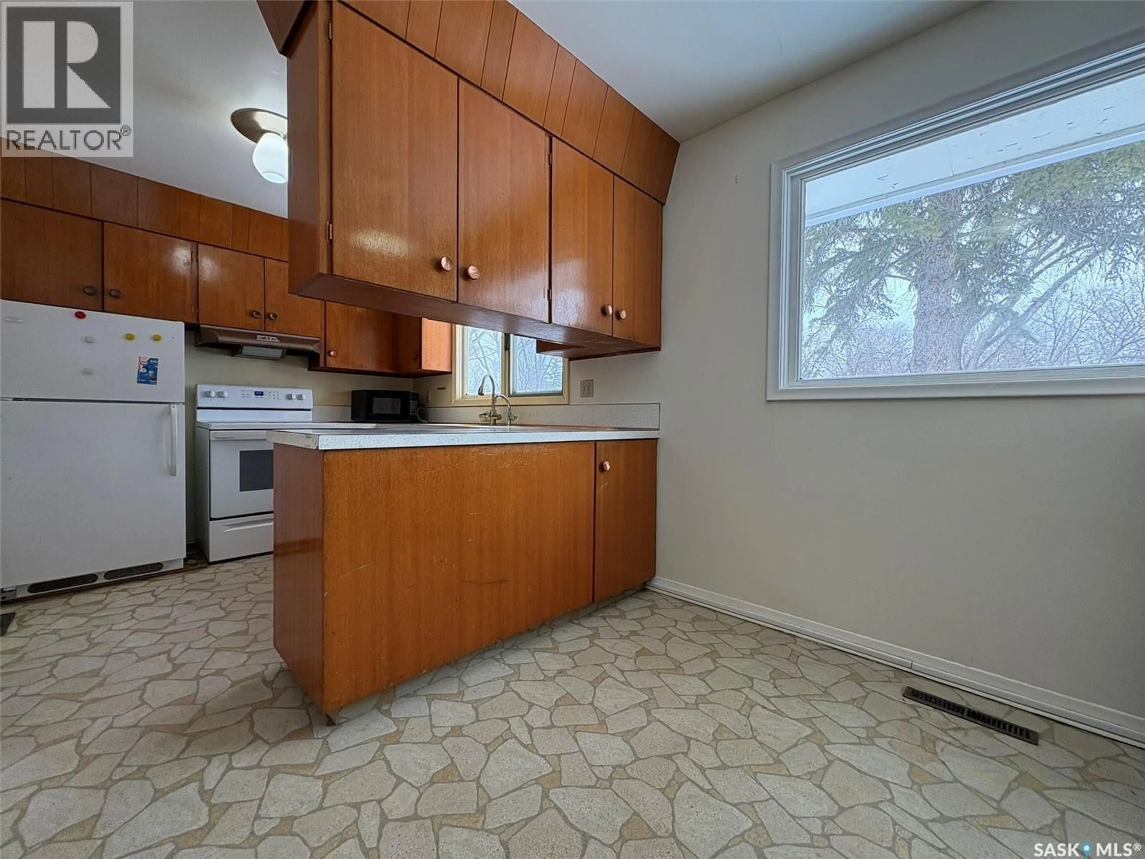 Standard kitchen, unknown for 56 MARSH CRESCENT, Regina Saskatchewan S4S5R5