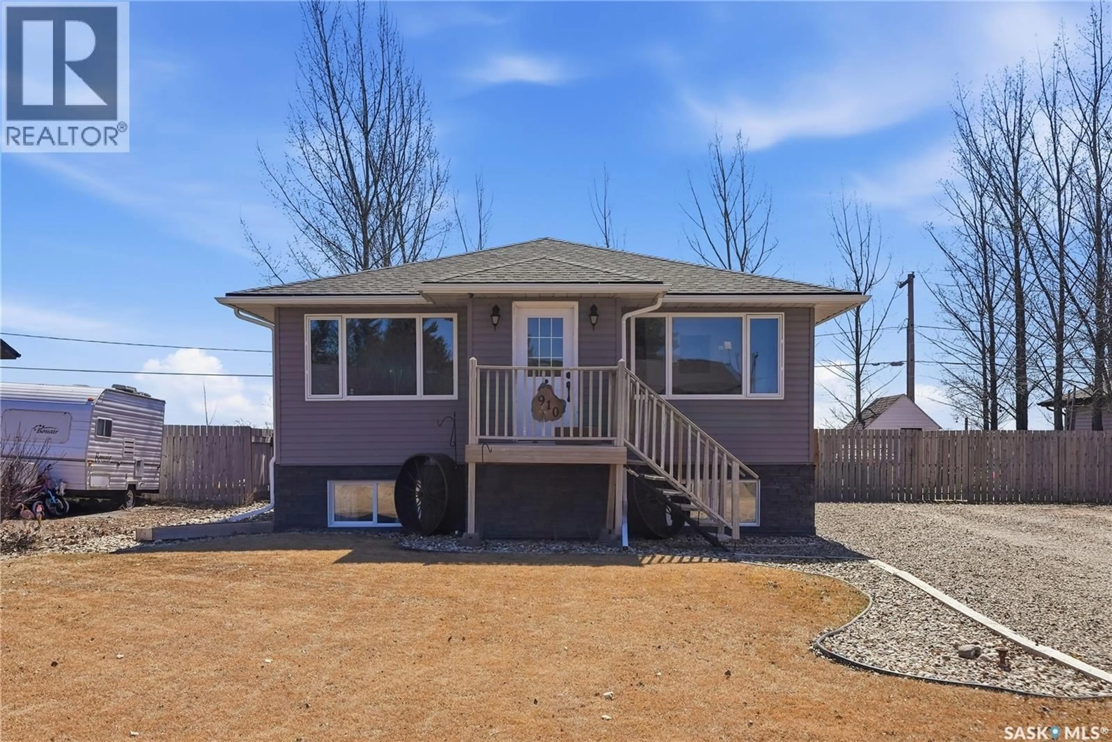 Home with vinyl exterior material, street for 904 P AVENUE, Perdue Saskatchewan S0K3C0