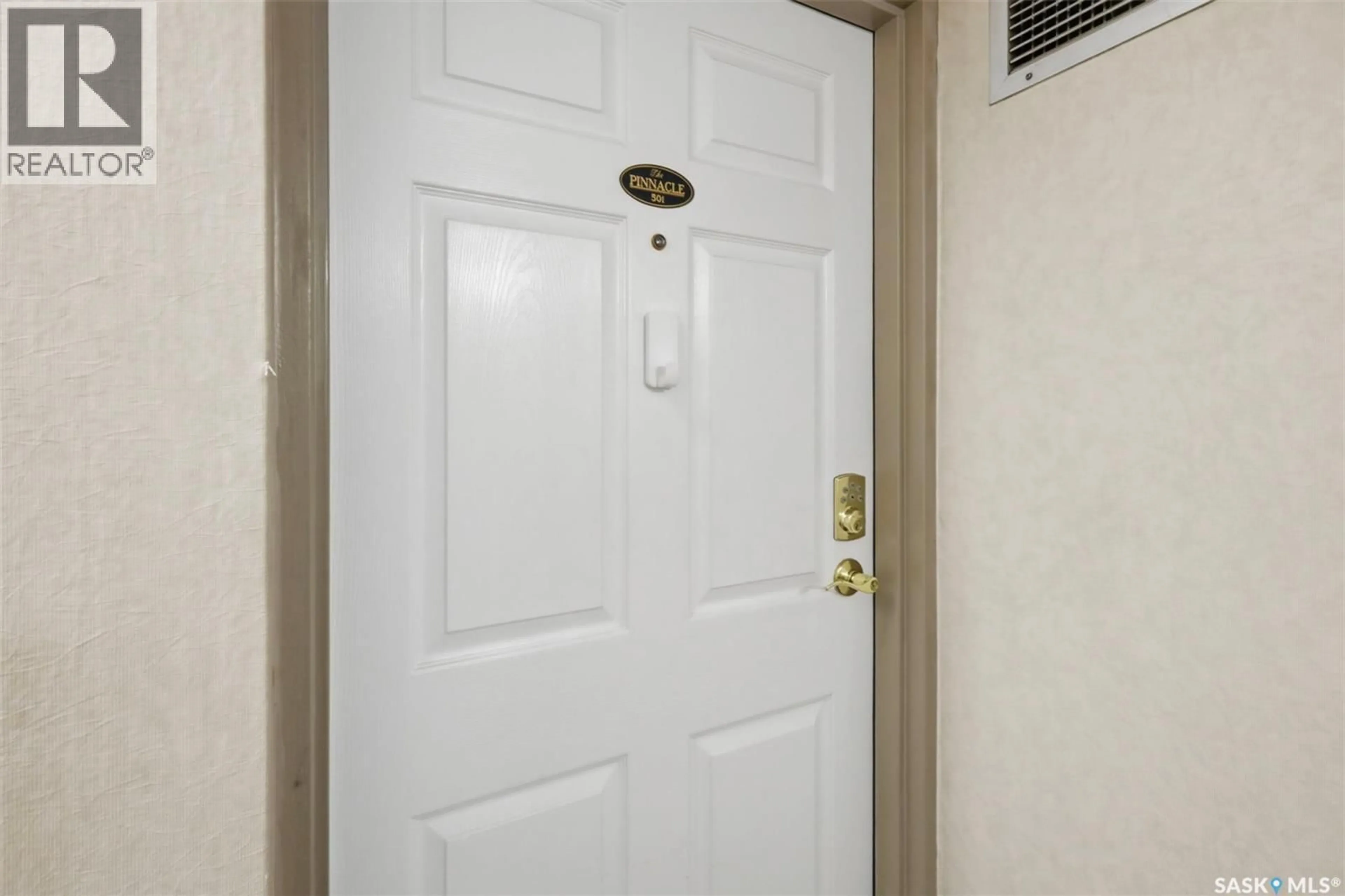 Indoor entryway for 501 717 VICTORIA AVENUE, Saskatoon Saskatchewan S7N2T5