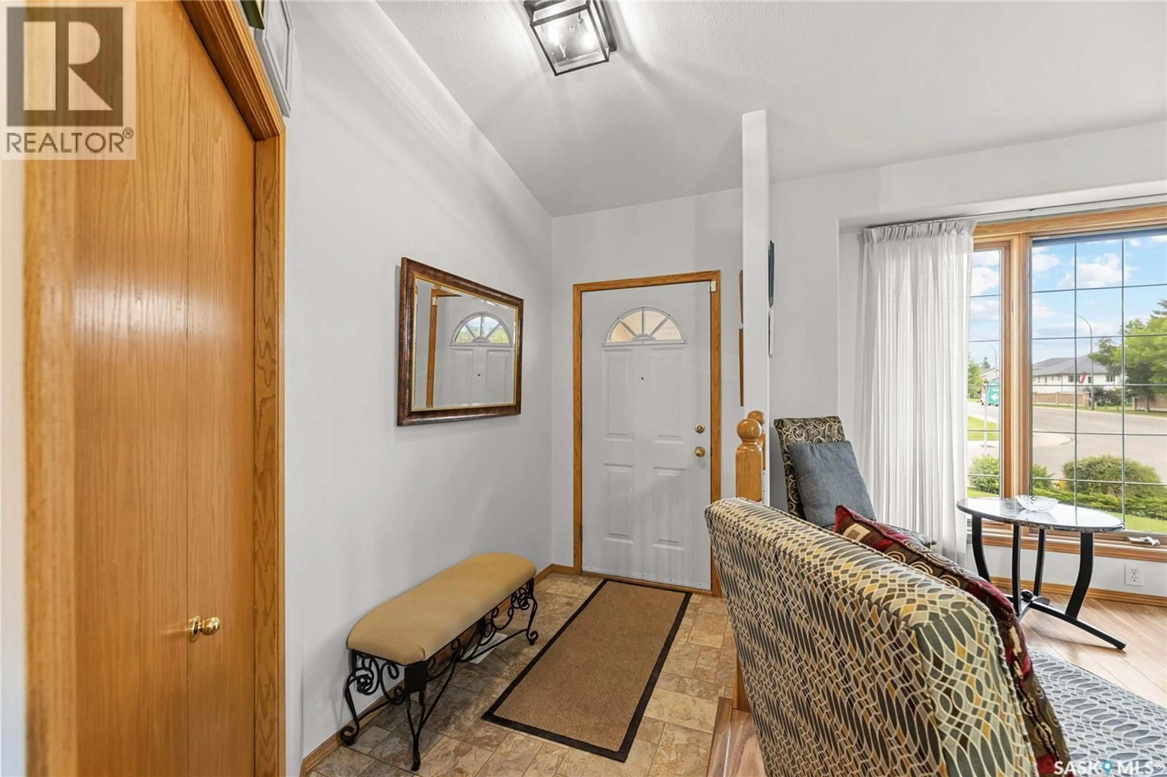 Indoor foyer for 619 BLACKSHIRE CRESCENT, Saskatoon Saskatchewan S7V1B4