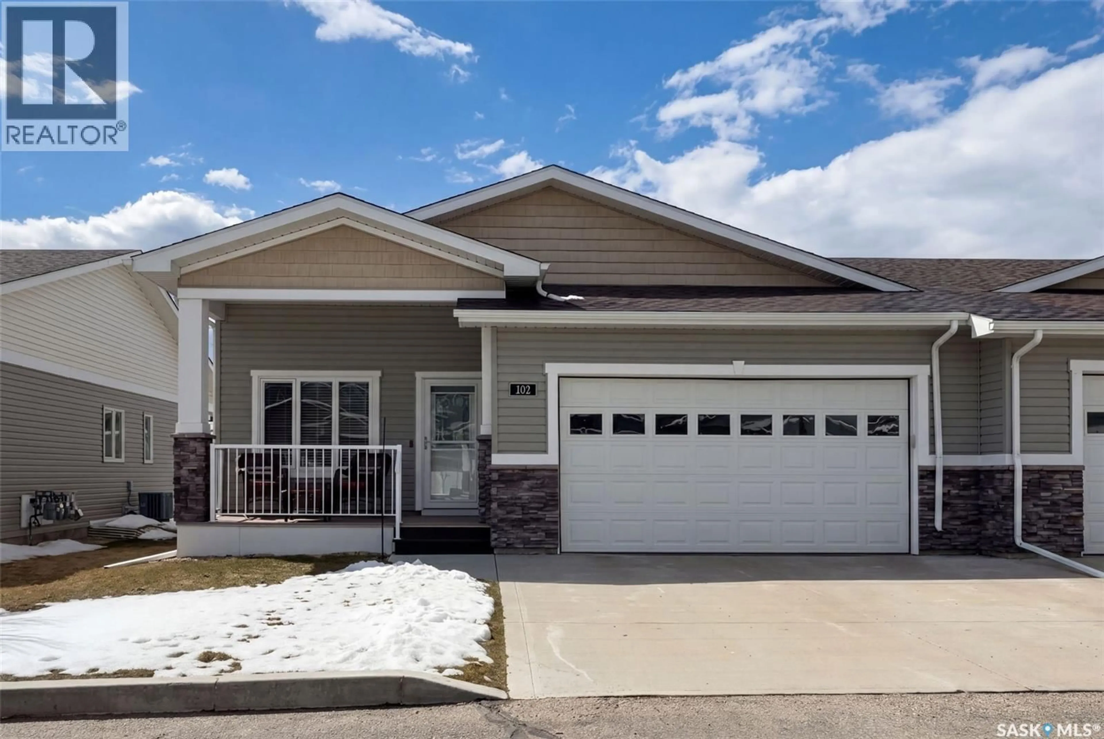 Home with vinyl exterior material, street for 959 - 102 BRADLEY STREET, Moose Jaw Saskatchewan S6H5Y4