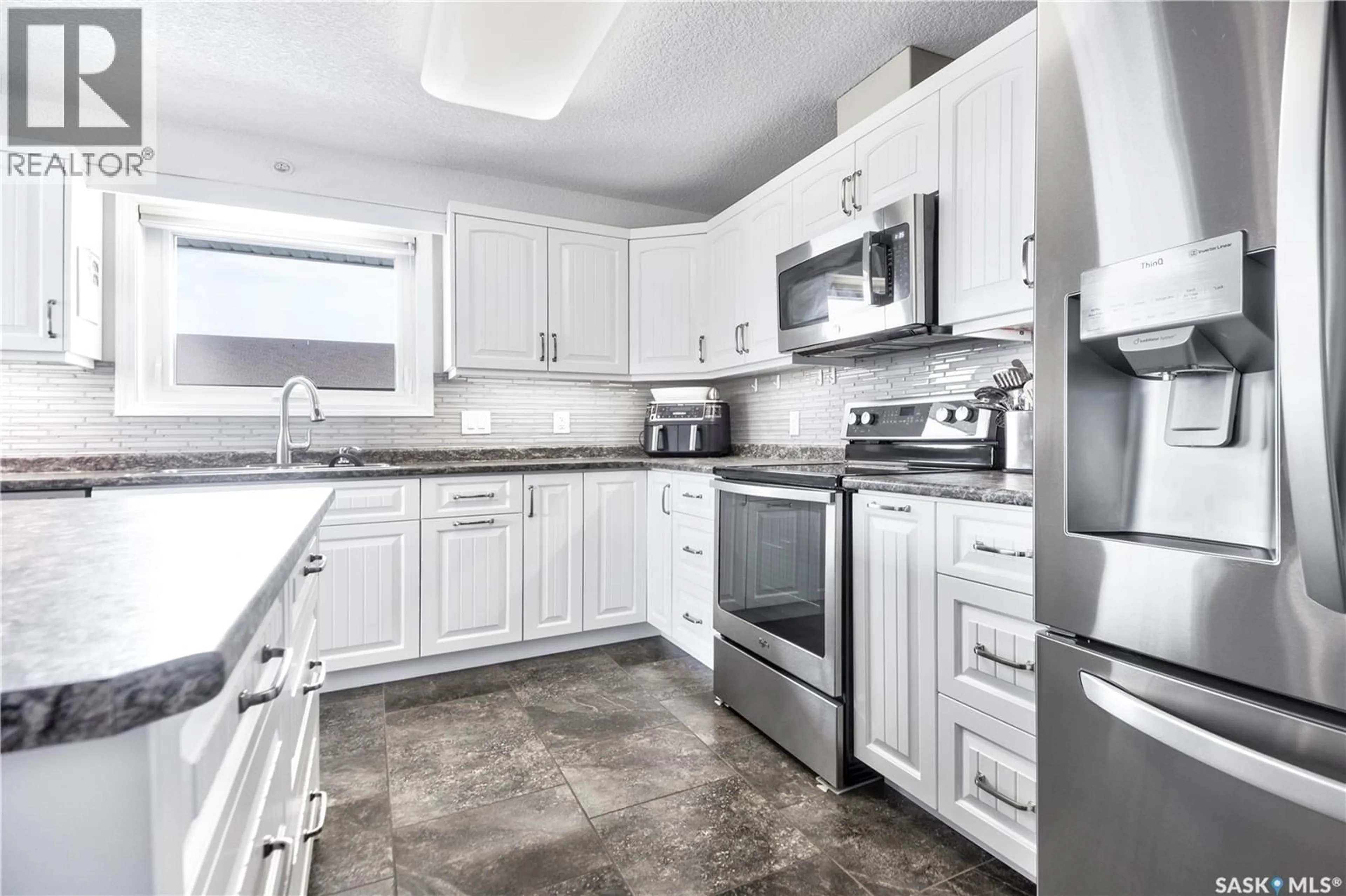 Standard kitchen, ceramic/tile floor for 403 - 2781 WOODBRIDGE DRIVE, Prince Albert Saskatchewan S6V3Z9